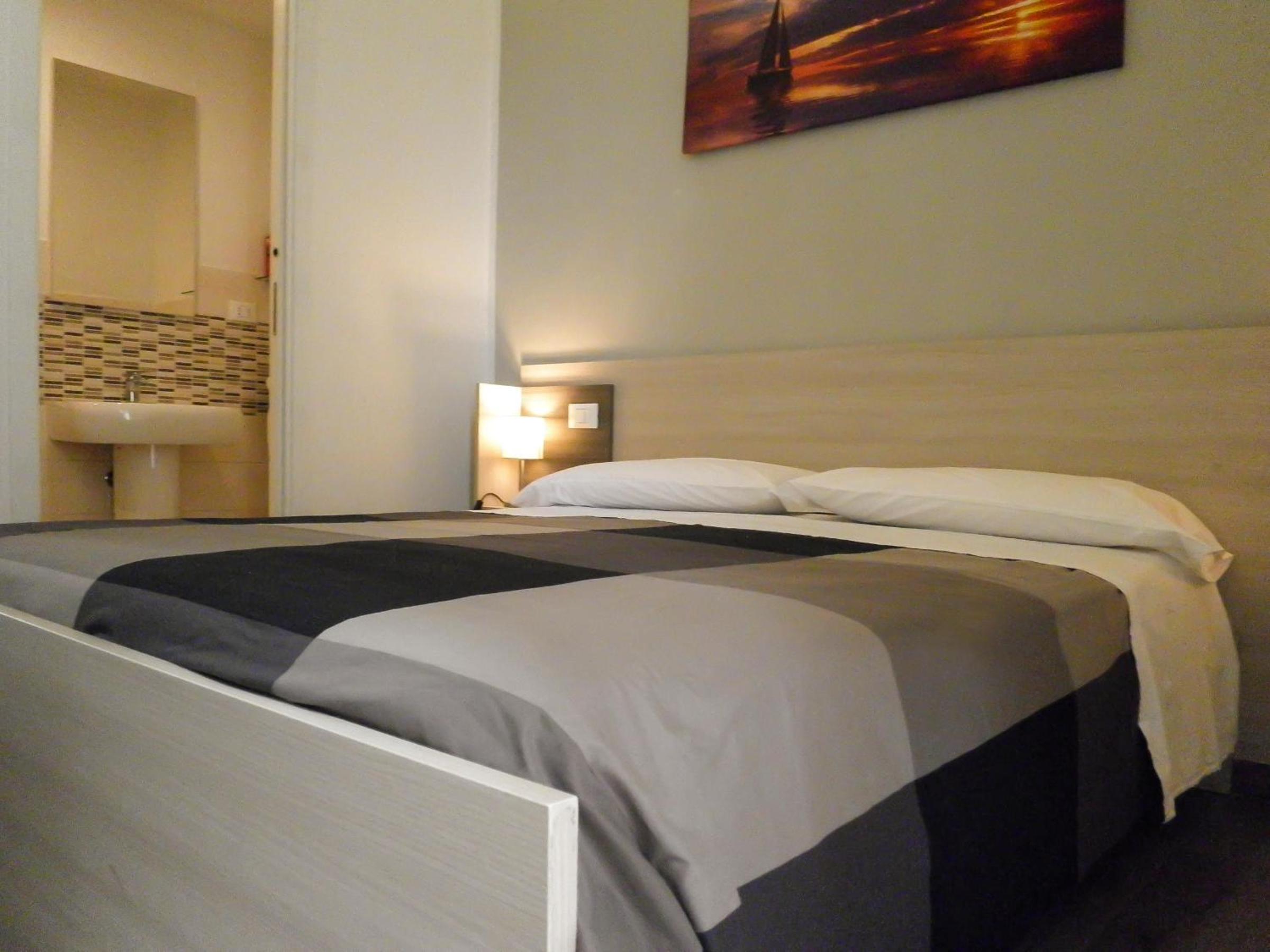 Standard Double Room - Photo 5