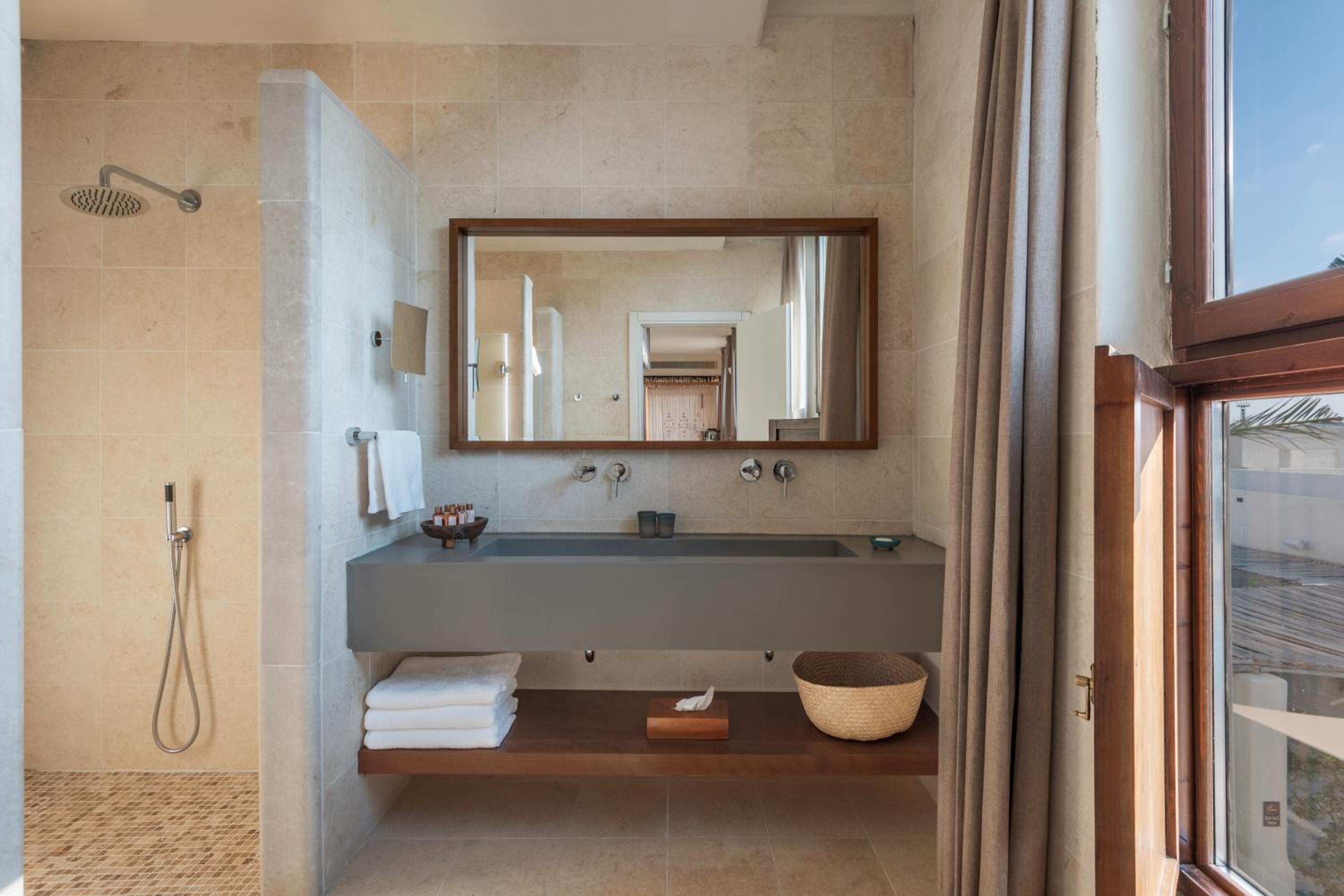 Pool-View Spa Suite photo 2