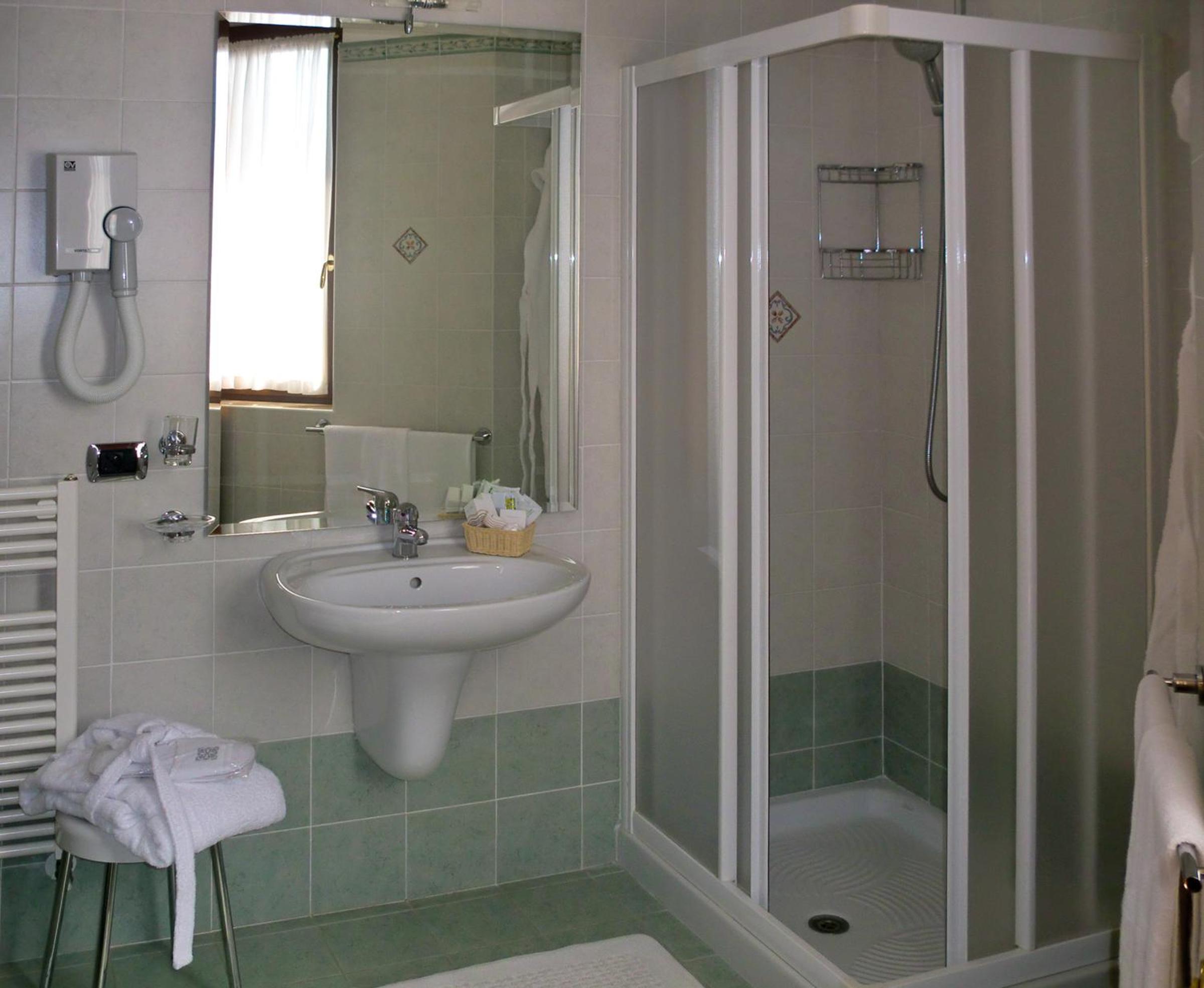 Double or Twin Room - Photo 6