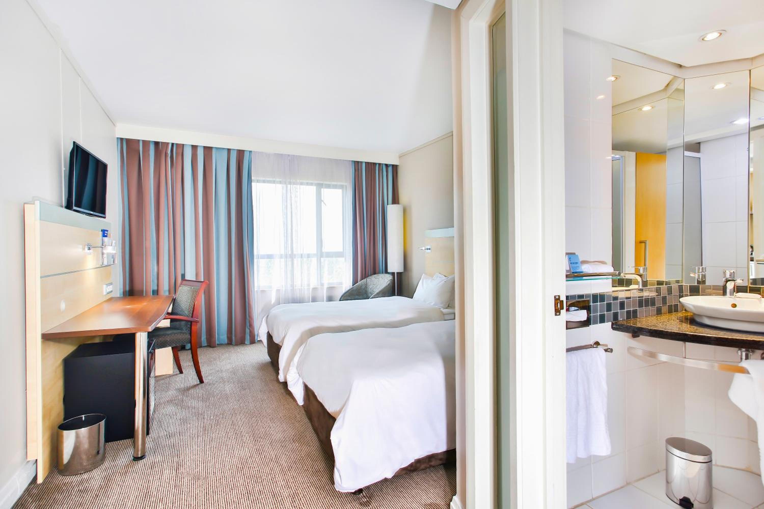 Standard Room with Two Single Beds - Photo 7