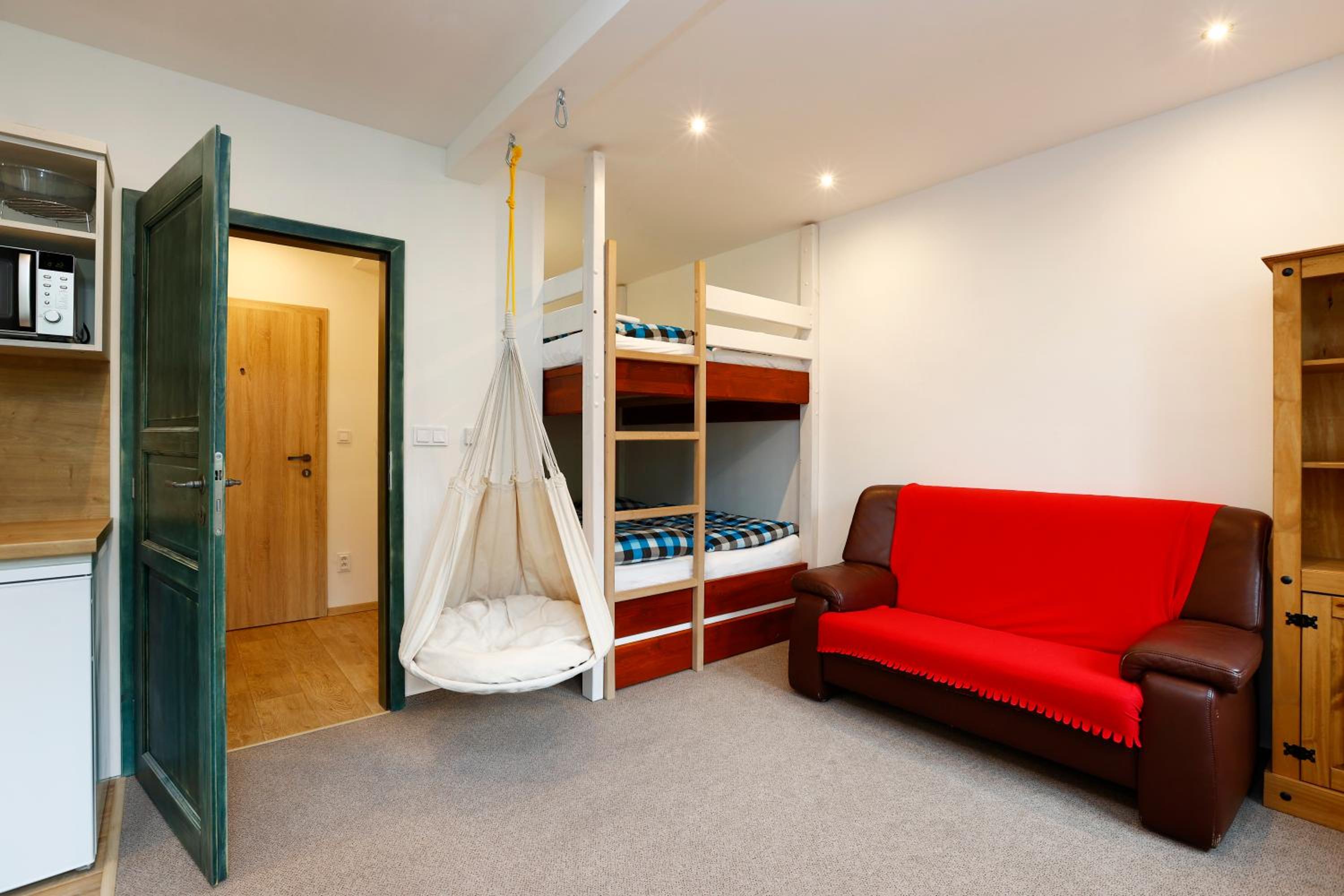 Apartment with Mountain View - Photo 3