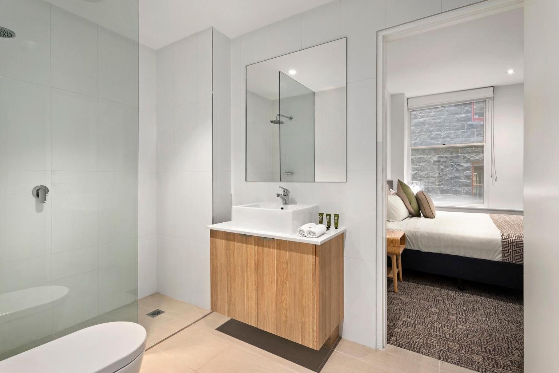 Executive One-Bedroom Apartment - Photo 2