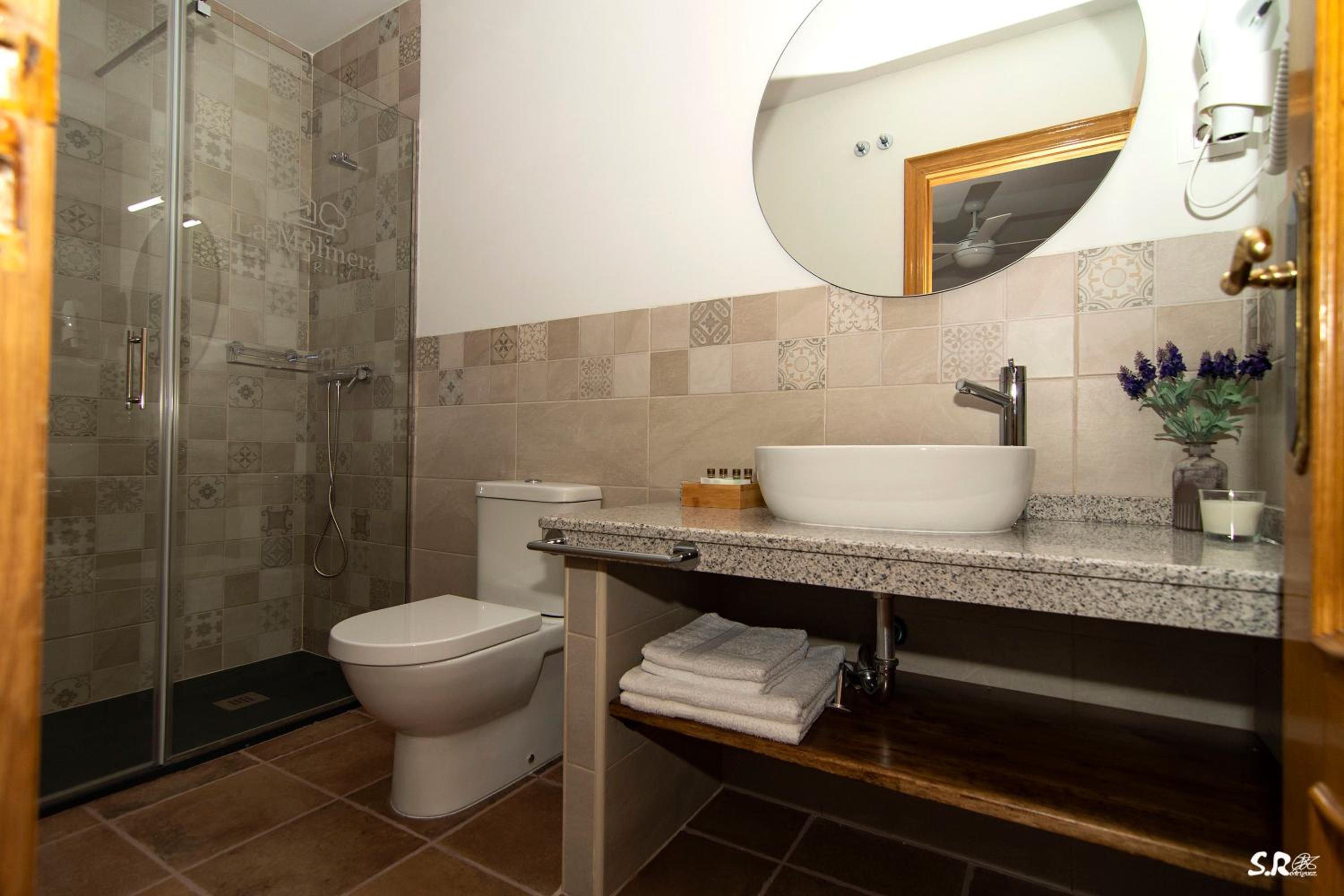 Twin Room With Private Bathroom photo 3