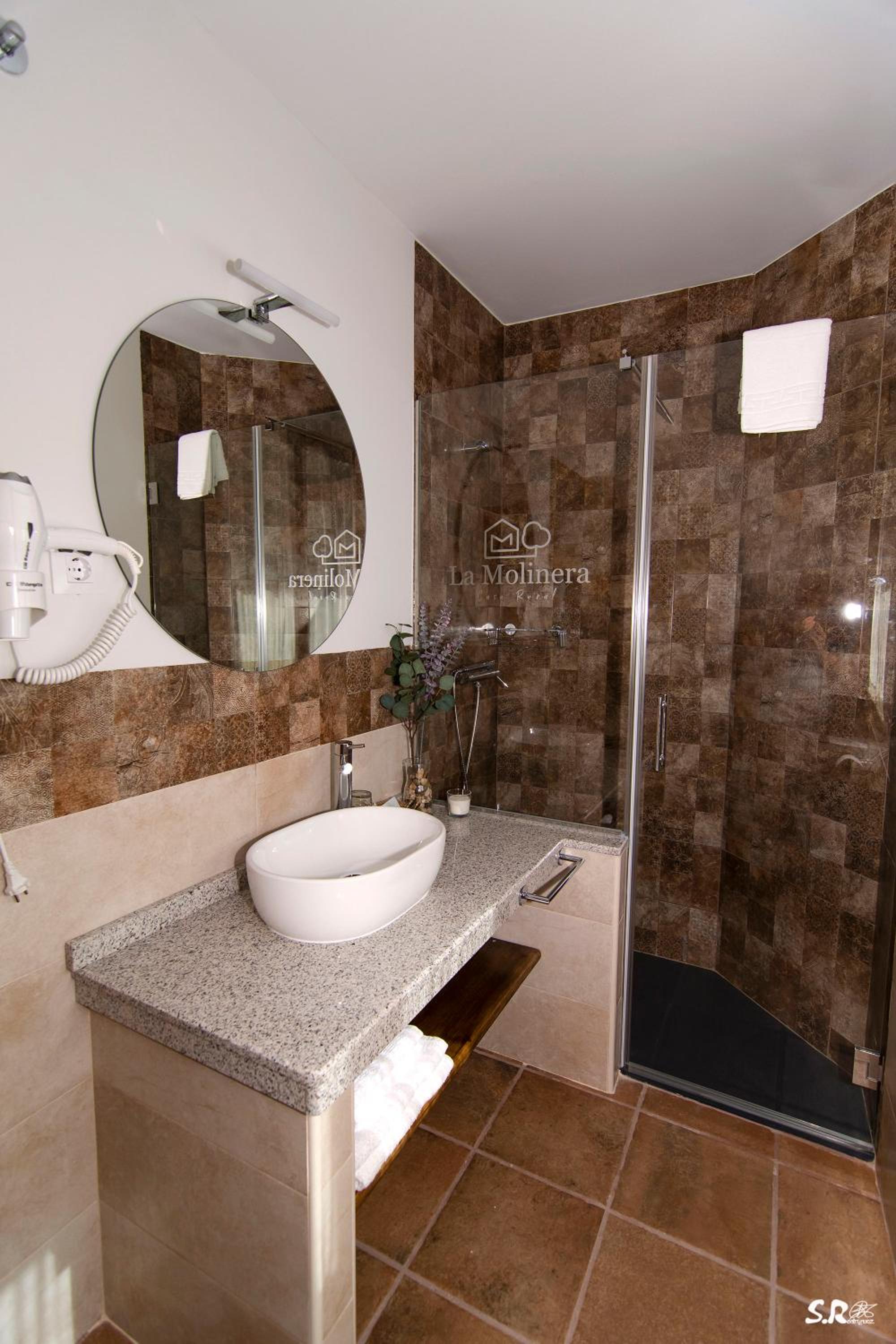 Twin Room With Private Bathroom photo 3