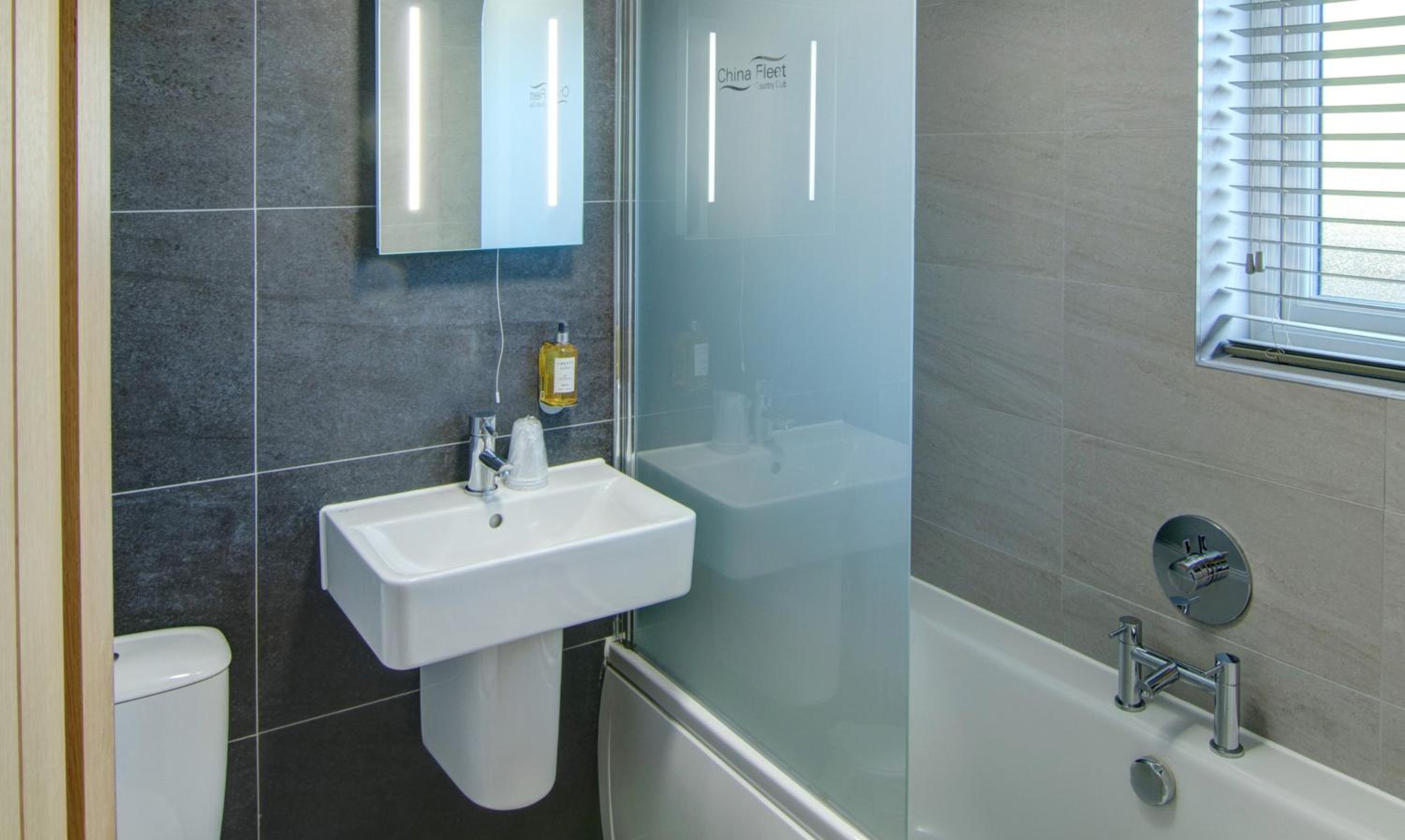 One-Bedroom Apartment - Photo 2