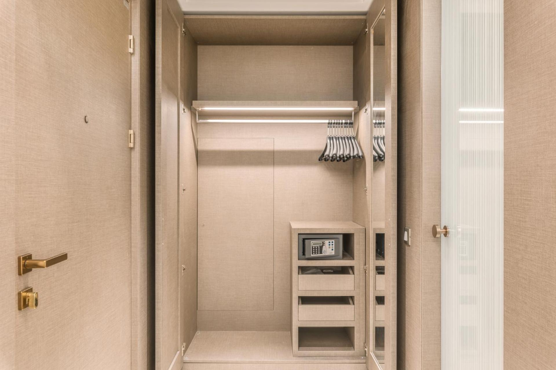 Deluxe Double or Twin Room - Photo 12