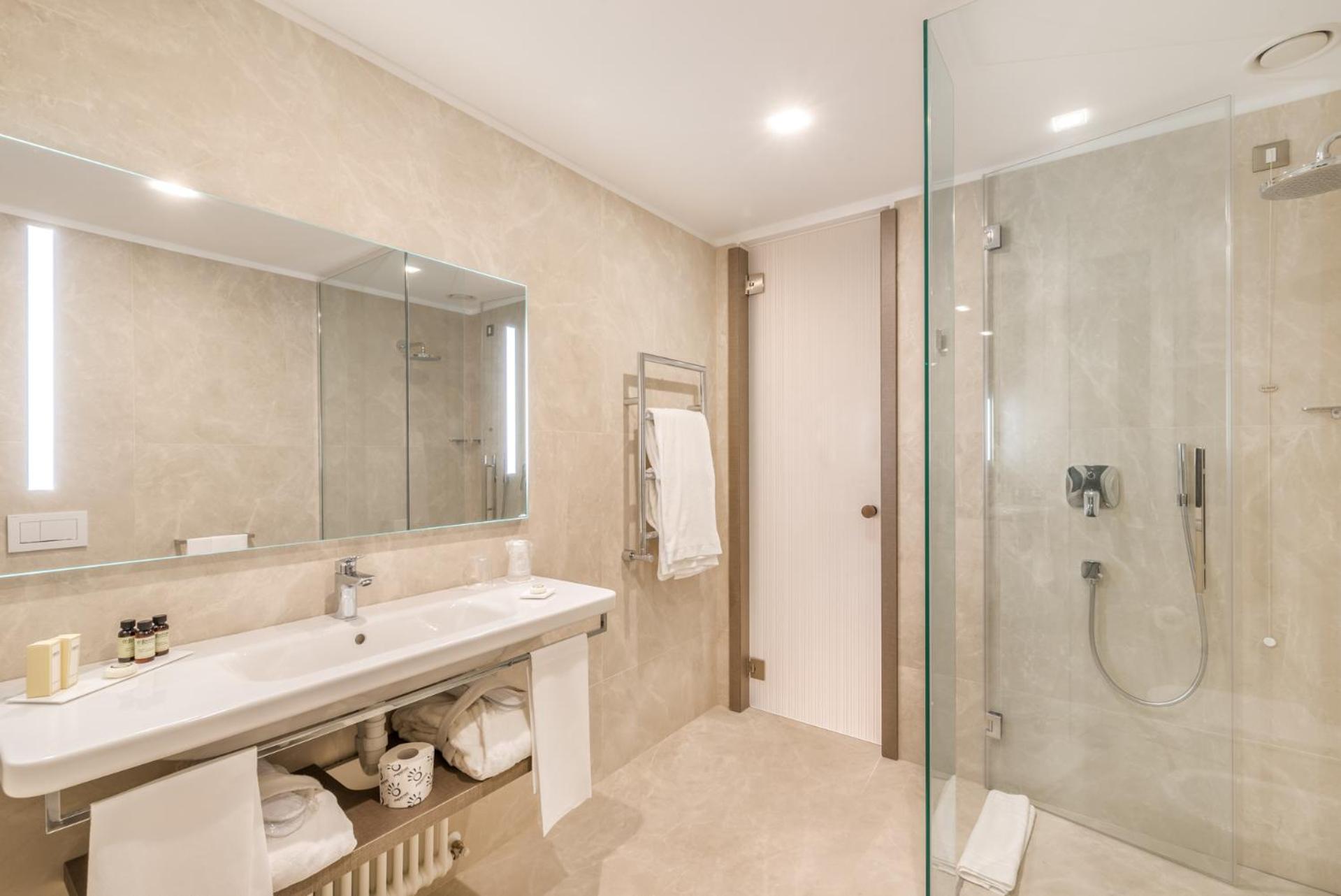 Deluxe Double or Twin Room - Photo 3