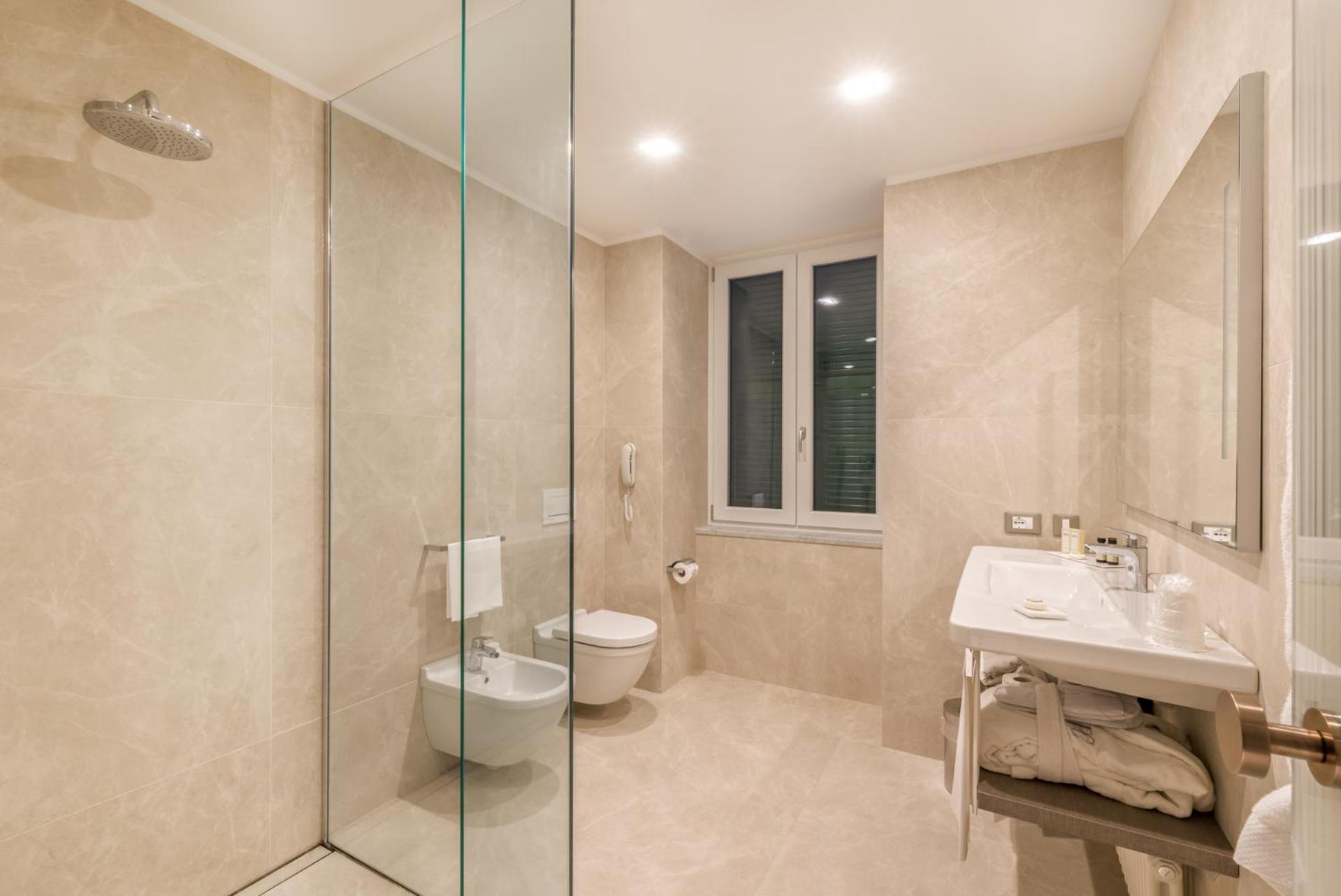 Deluxe Double or Twin Room - Photo 2