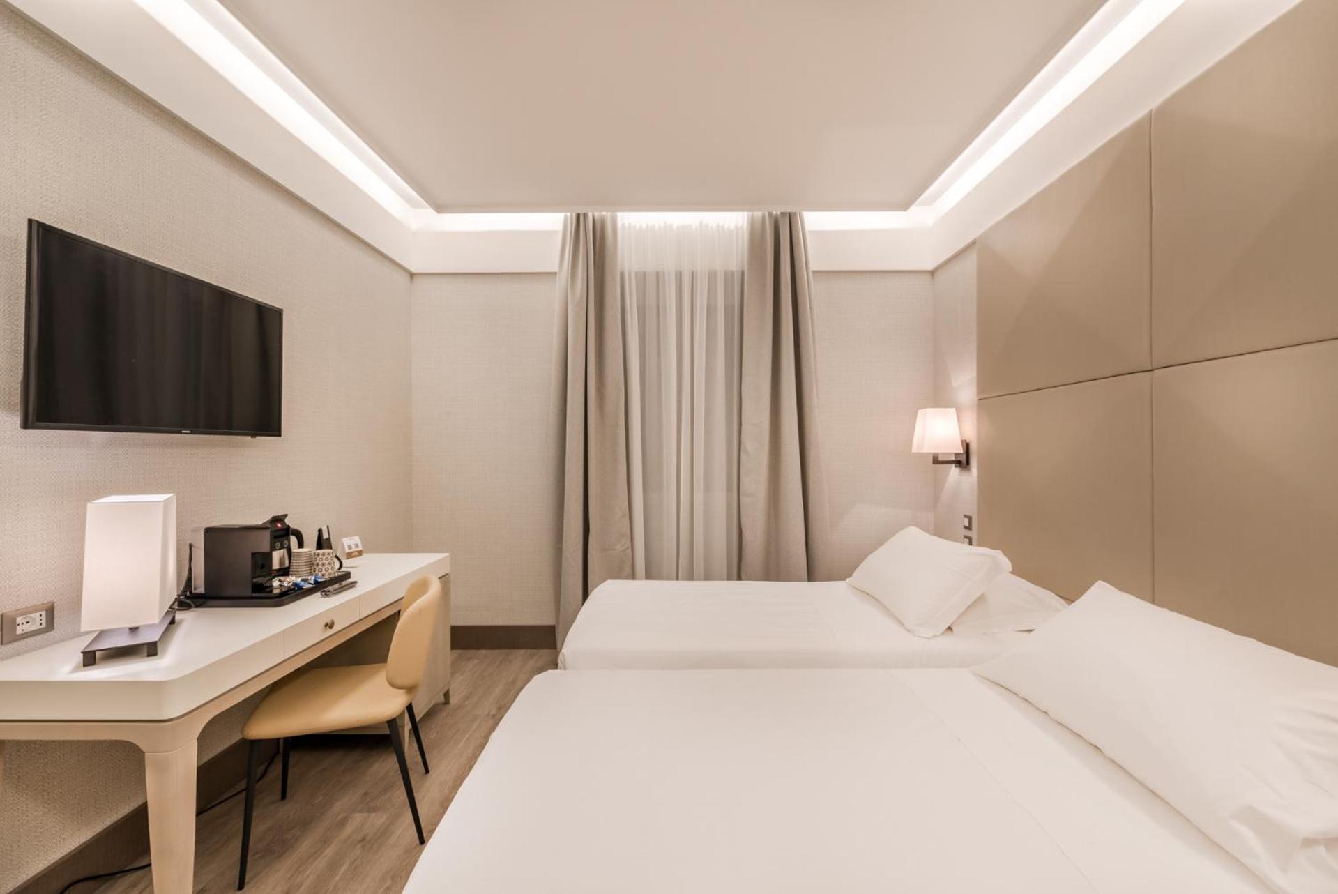 Deluxe Double or Twin Room - Photo 9