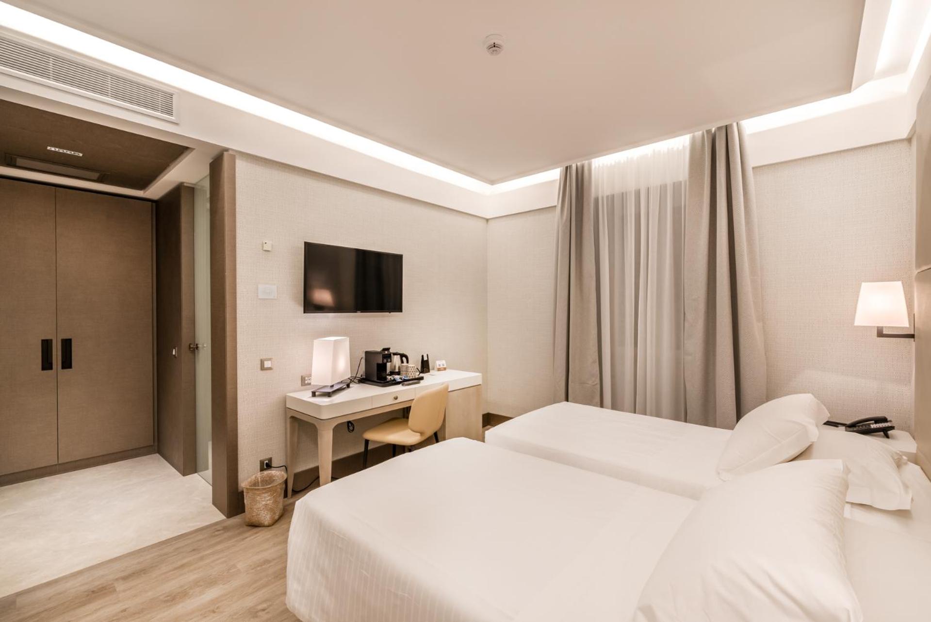Deluxe Double or Twin Room - Photo 10
