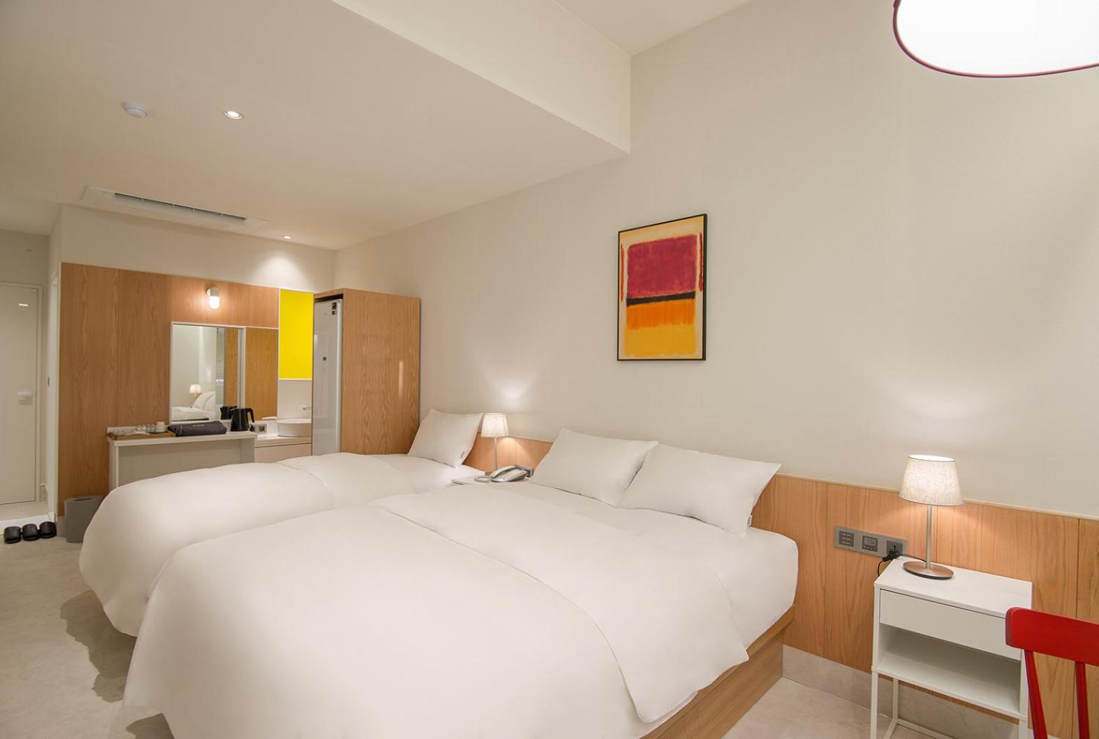 Deluxe Suite with Spa Bath - Photo 13