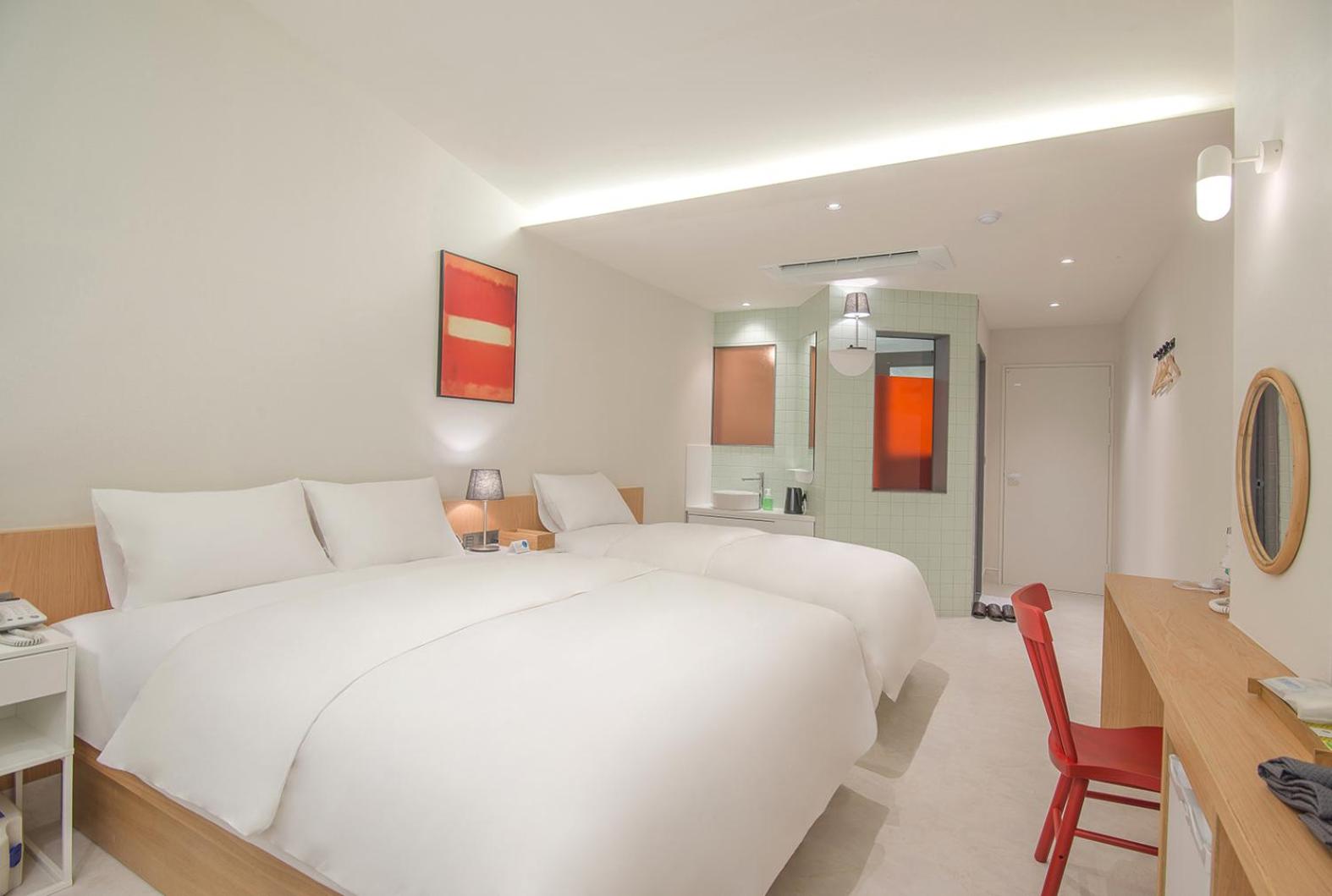 Deluxe Suite with Spa Bath - Photo 17