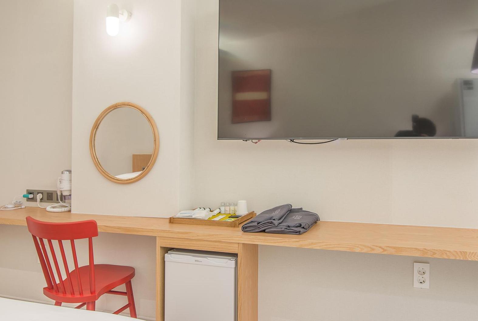 Deluxe Suite with Spa Bath - Photo 3