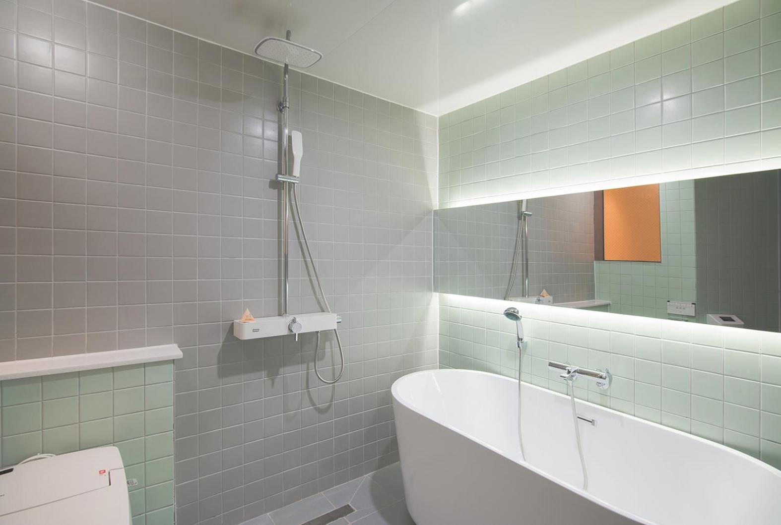 Deluxe Suite with Spa Bath - Photo 8