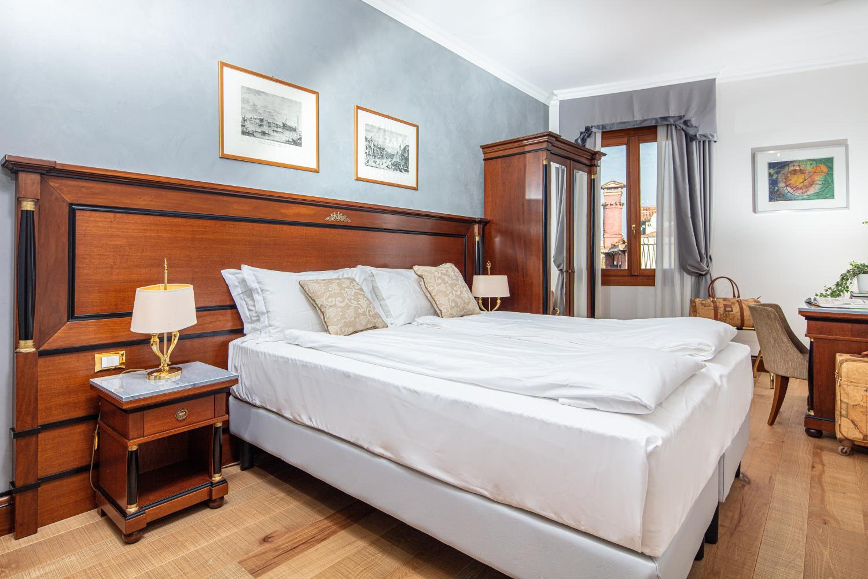 Deluxe Double Room with Canal View - Photo 1