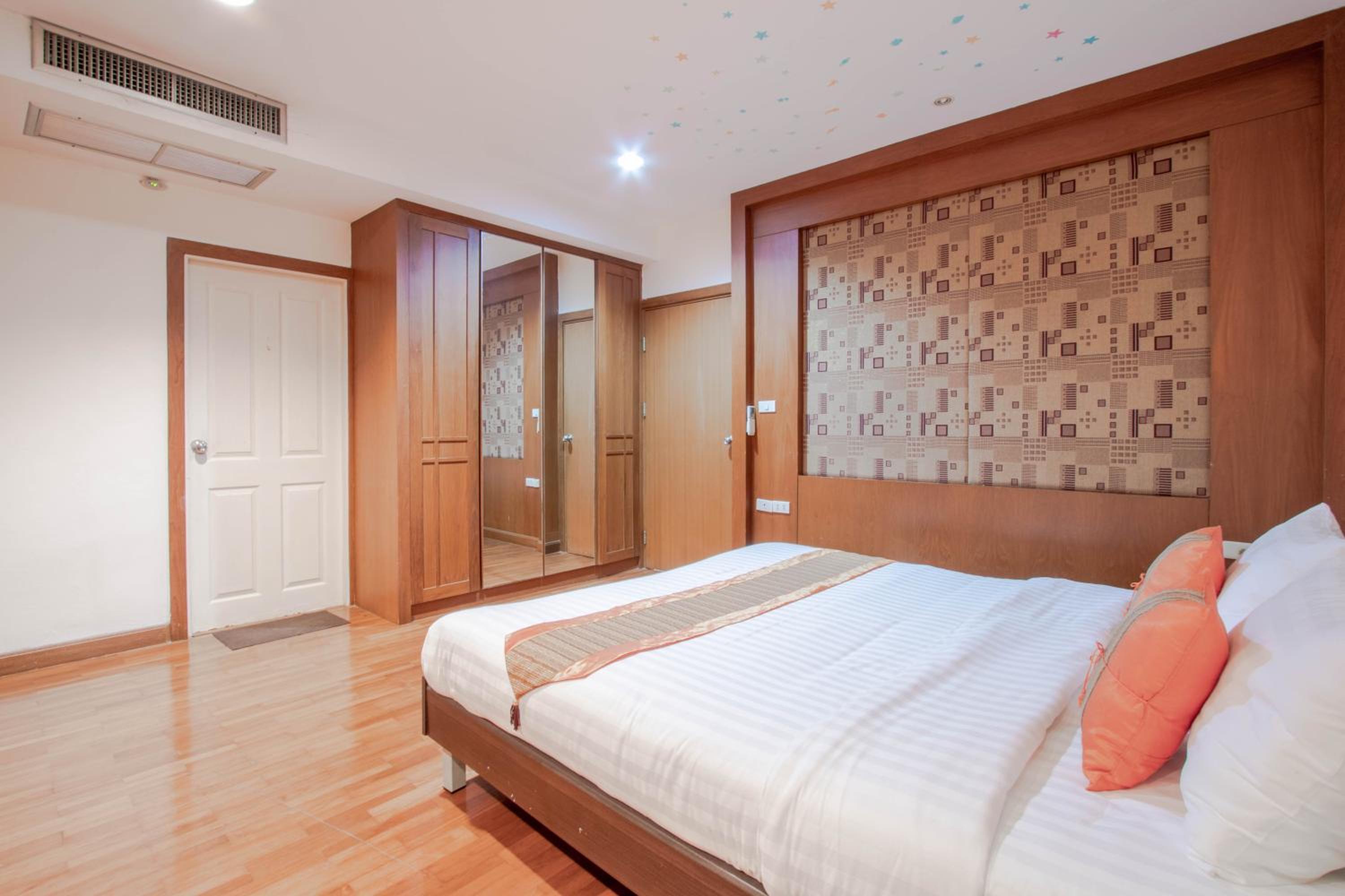 One Bedroom Apartment Poolside