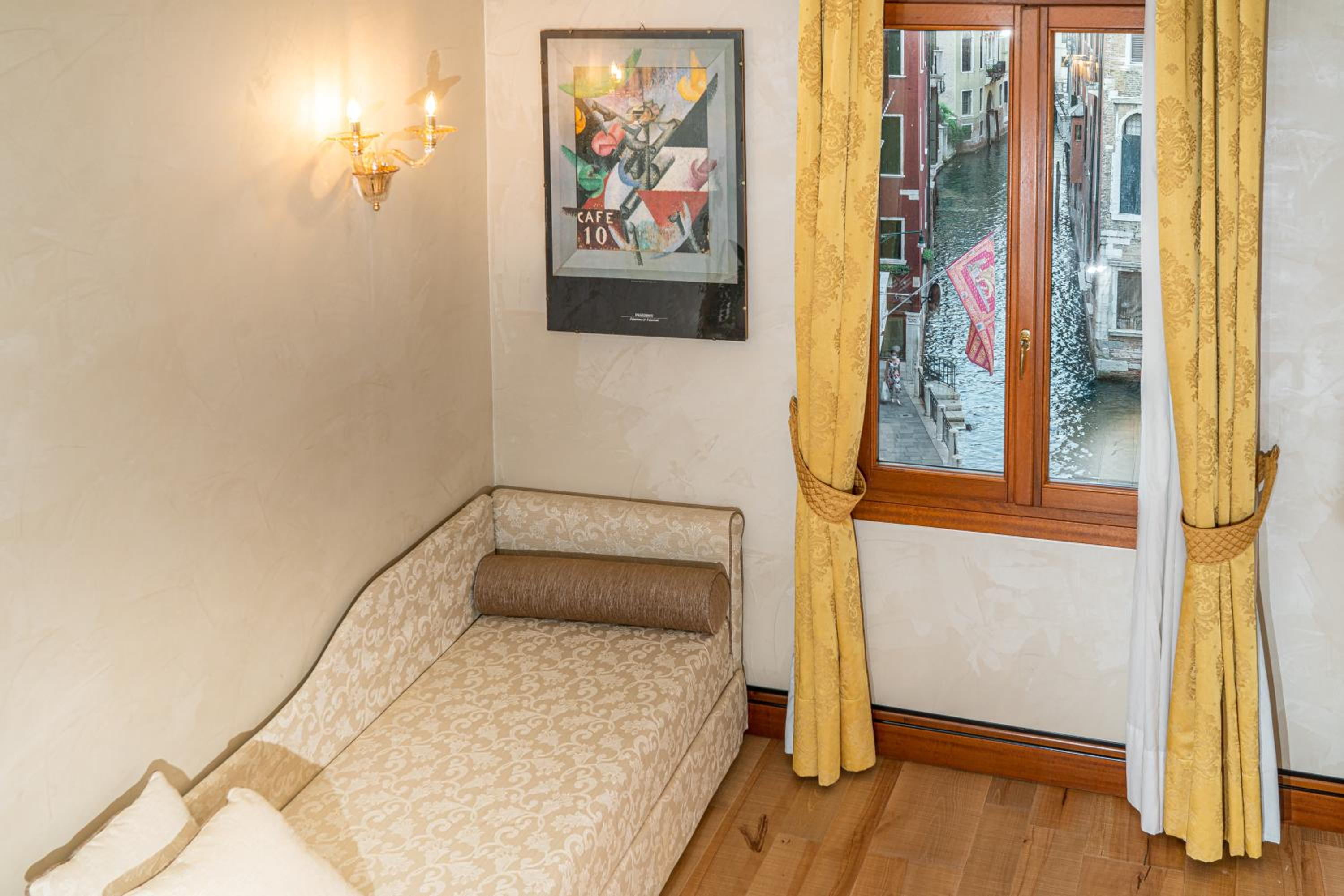 Junior Suite with Canal View - Photo 2