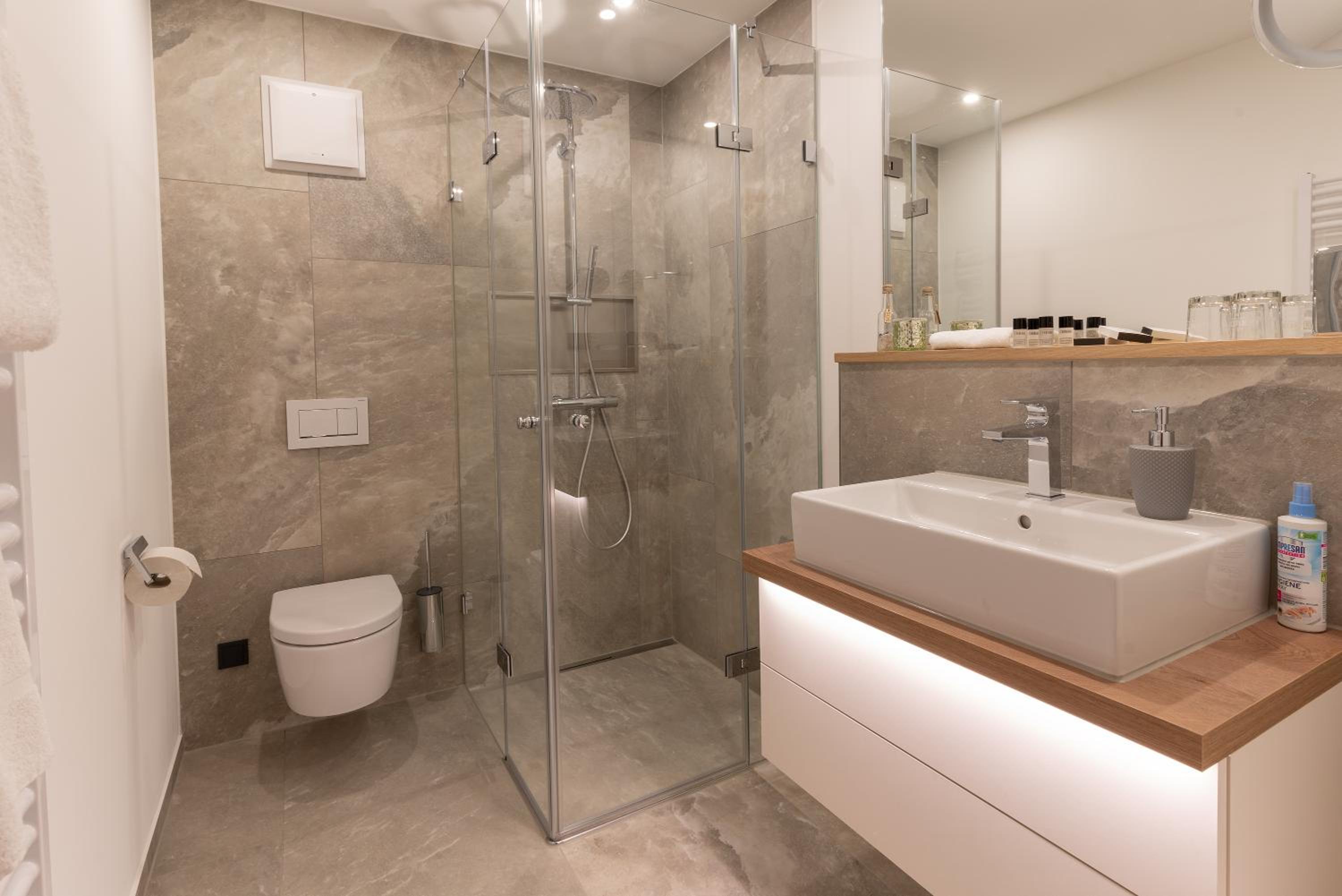 Deluxe Double Room with Balcony - Photo 4