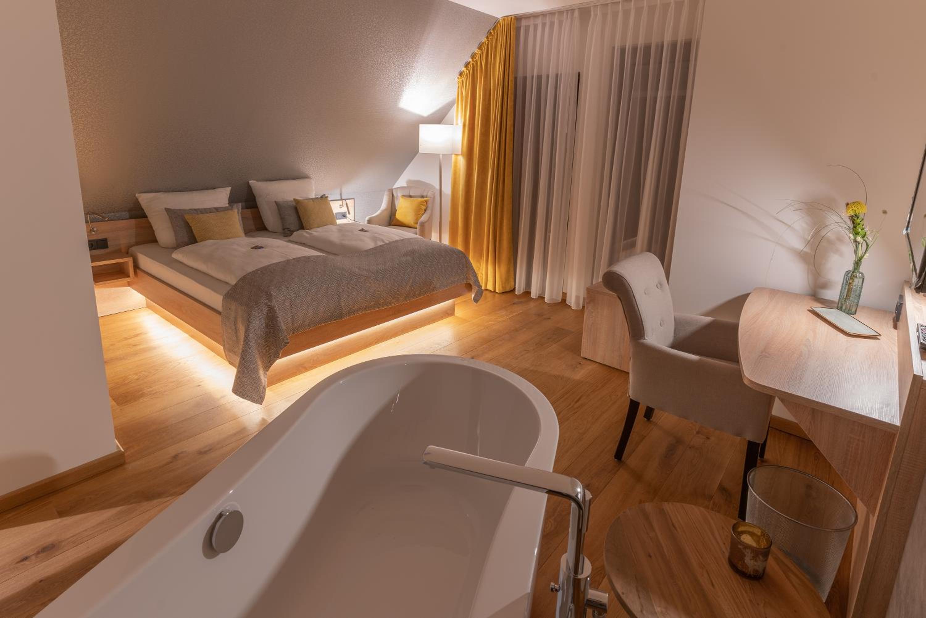 Suite with Balcony - Photo 2