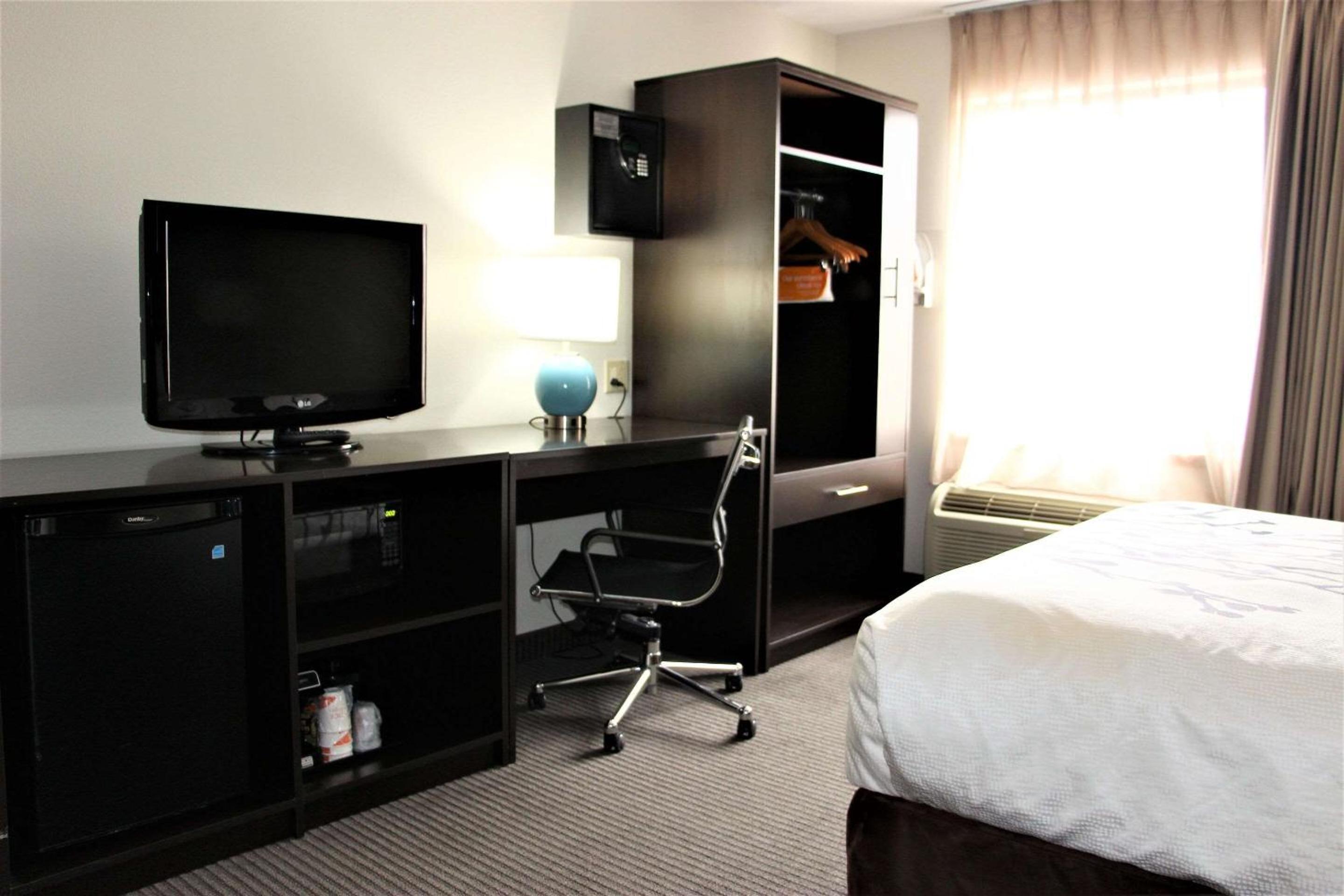 Queen Room - Non-Smoking - Photo 6