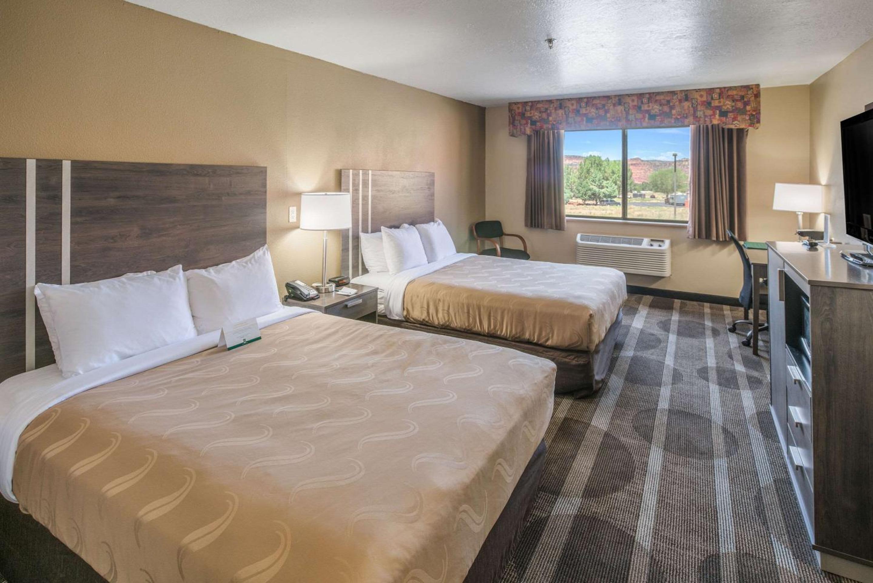Queen Room with Two Queen Beds - Non-Smoking - Photo 3