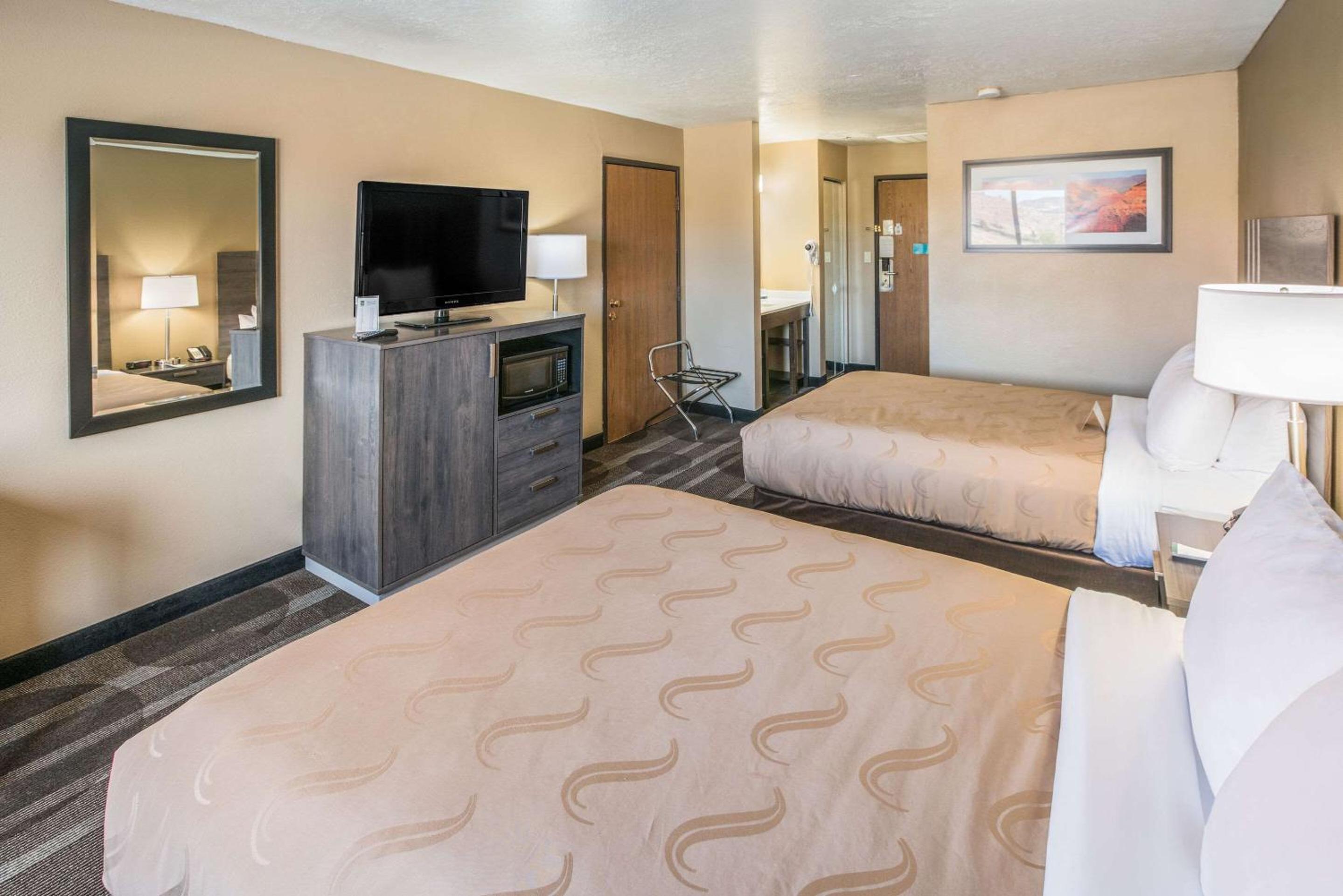 Queen Room with Two Queen Beds - Non-Smoking - Photo 2