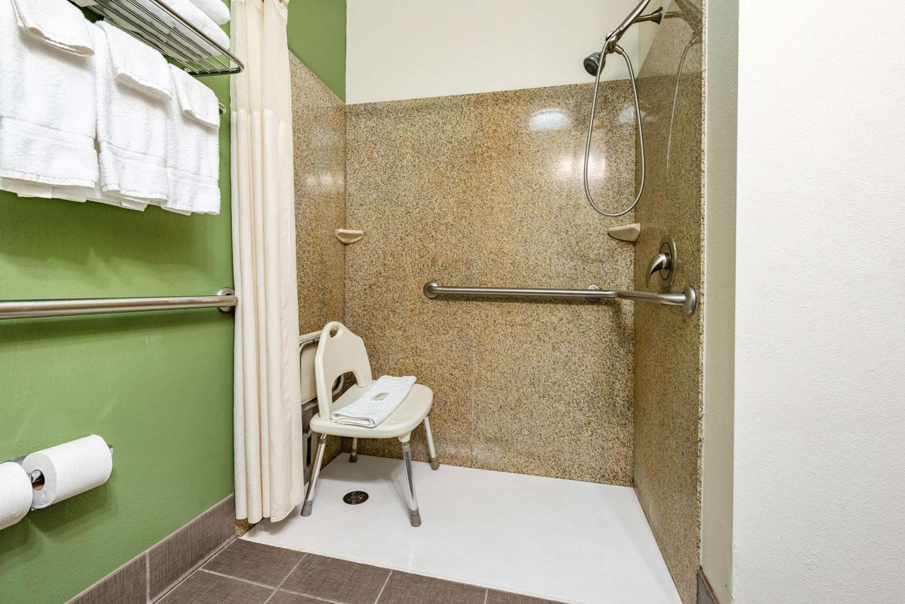 Queen Room with Two Queen Beds and Shower - Mobility Accessible - Non-Smoking - Photo 5