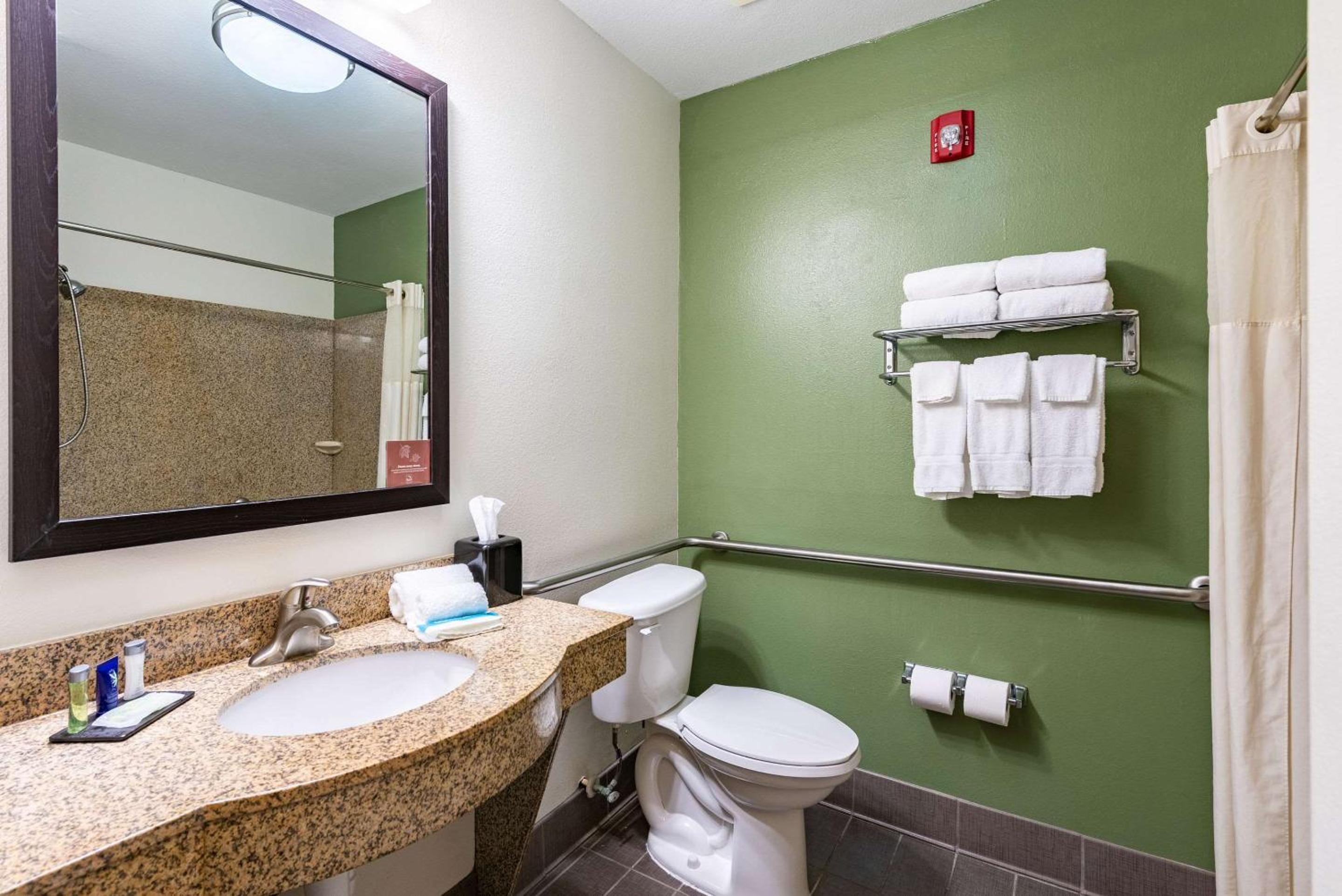 Queen Room with Two Queen Beds - Mobility Accessible - Non-Smoking - Photo 6