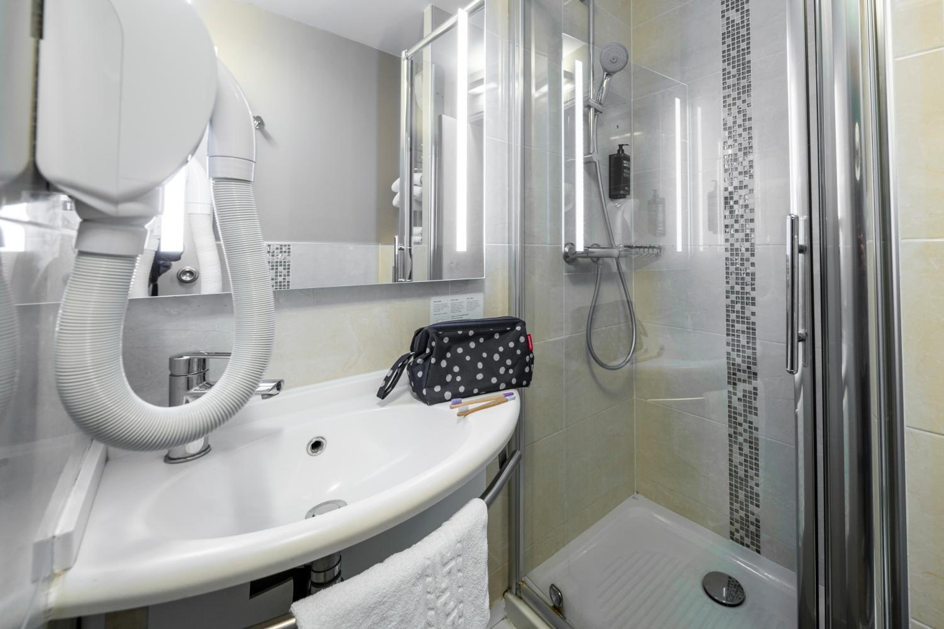 Standard Twin Room - Photo 2