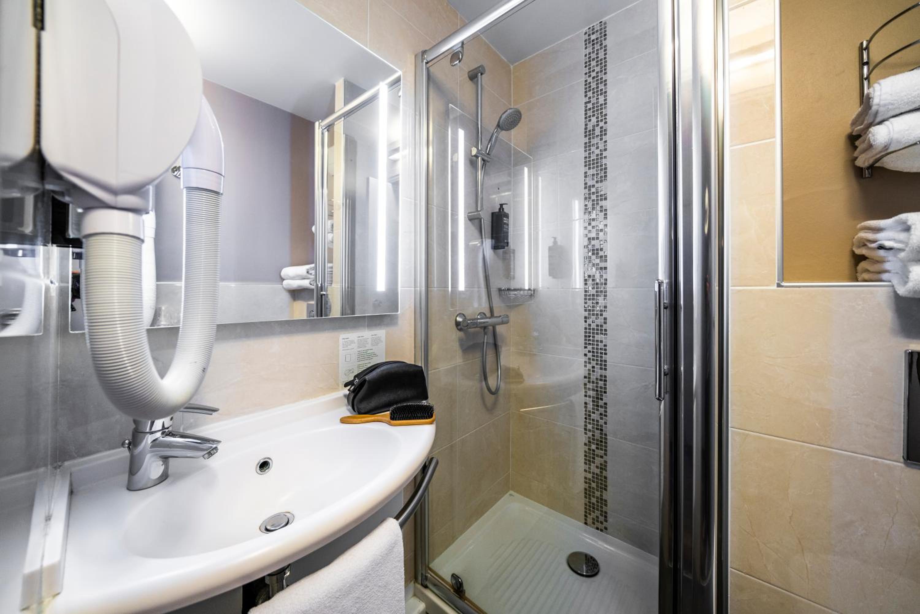 Standard Family Suite - Two Adjoining Rooms - Photo 4