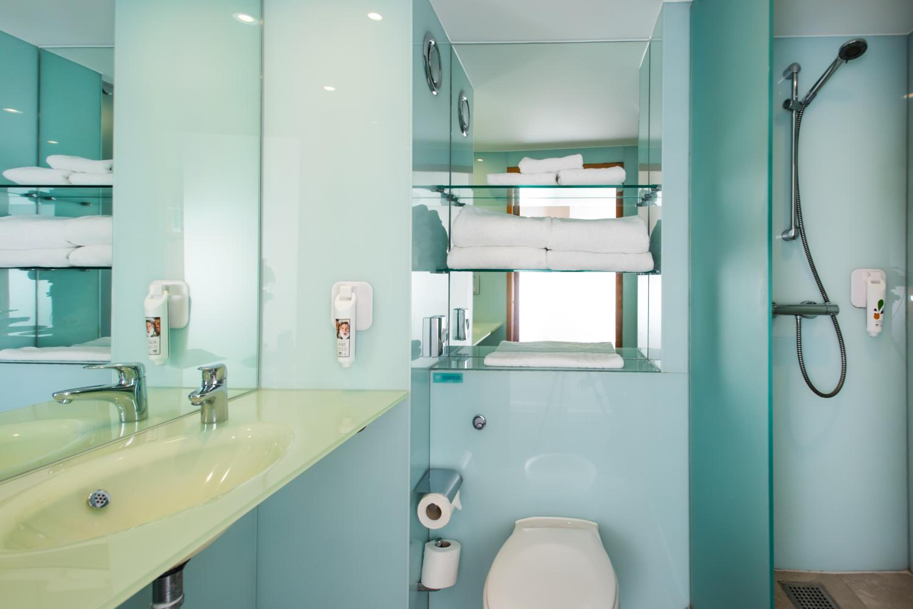 Standard Twin Room - Photo 17