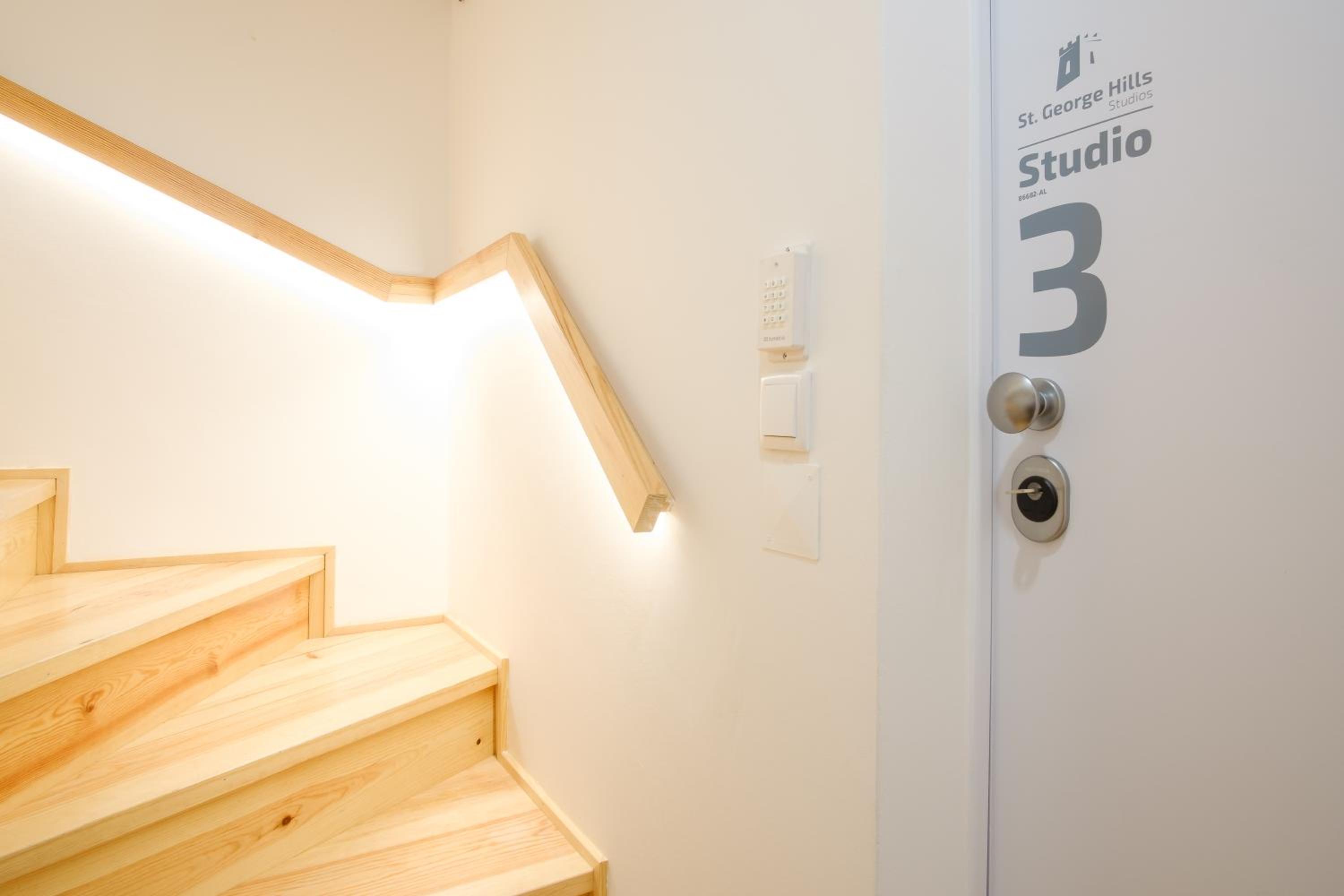 Studio - Photo 15
