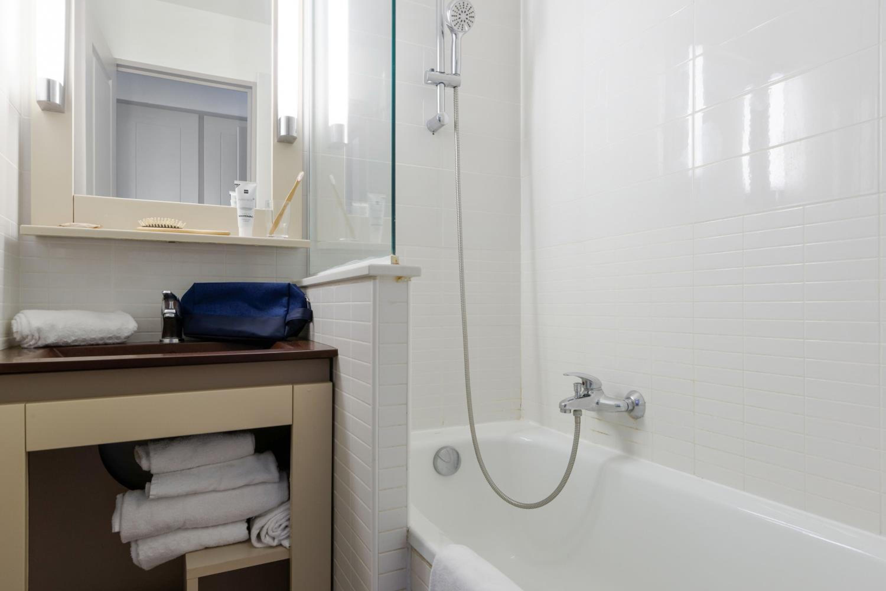 One-Bedroom Apartment with Sleeping Alcove and Terrace or Balcony (6 People) - Sea View photo 3