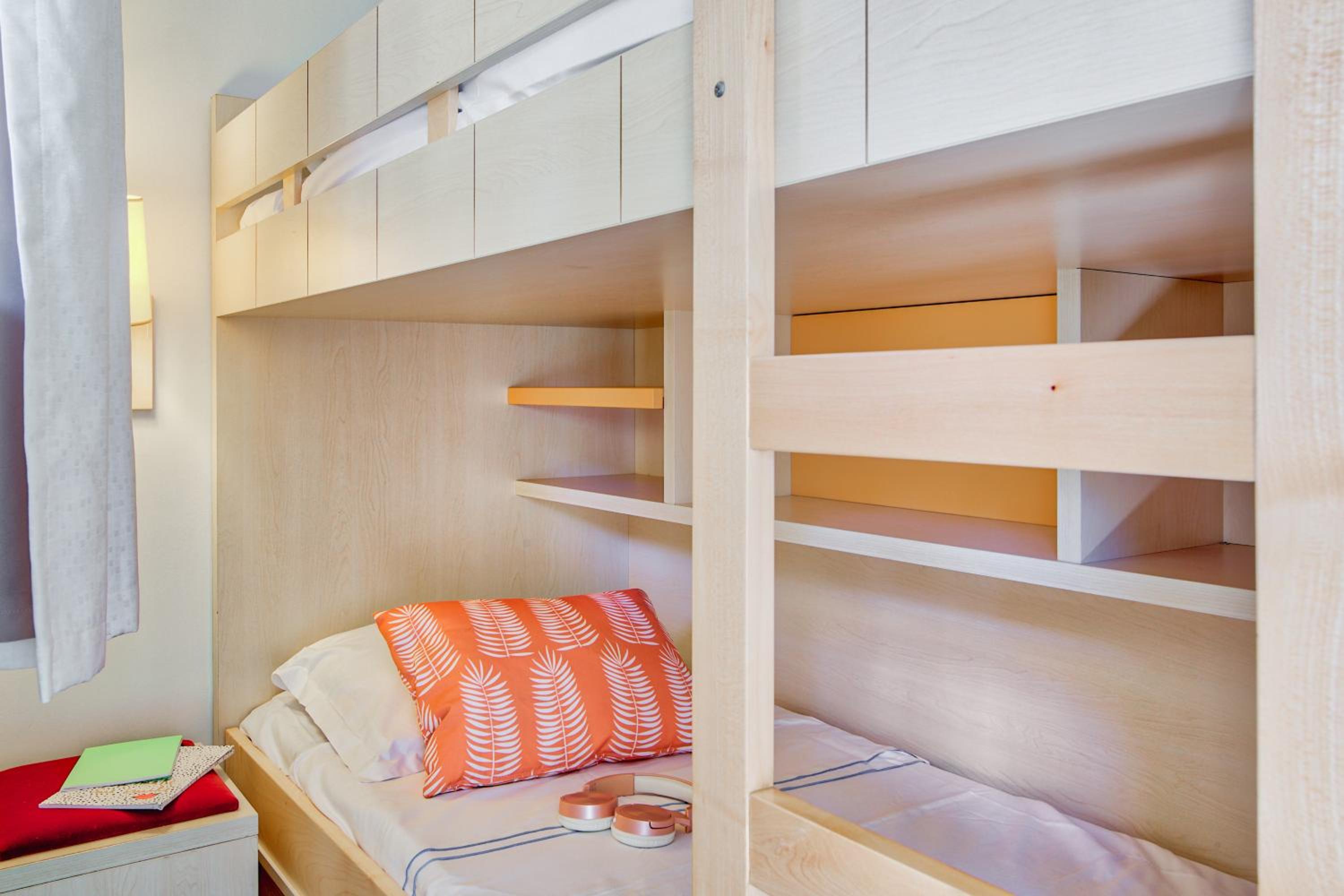 One-Bedroom Apartment with Sleeping Alcove and Terrace or Balcony (6 People) photo 1