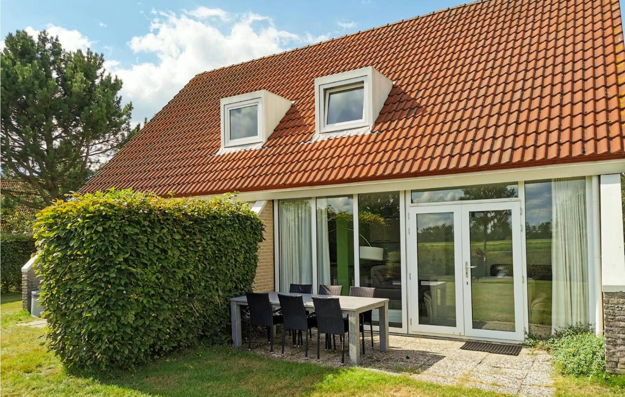 Six-Bedroom Holiday Home photo 3