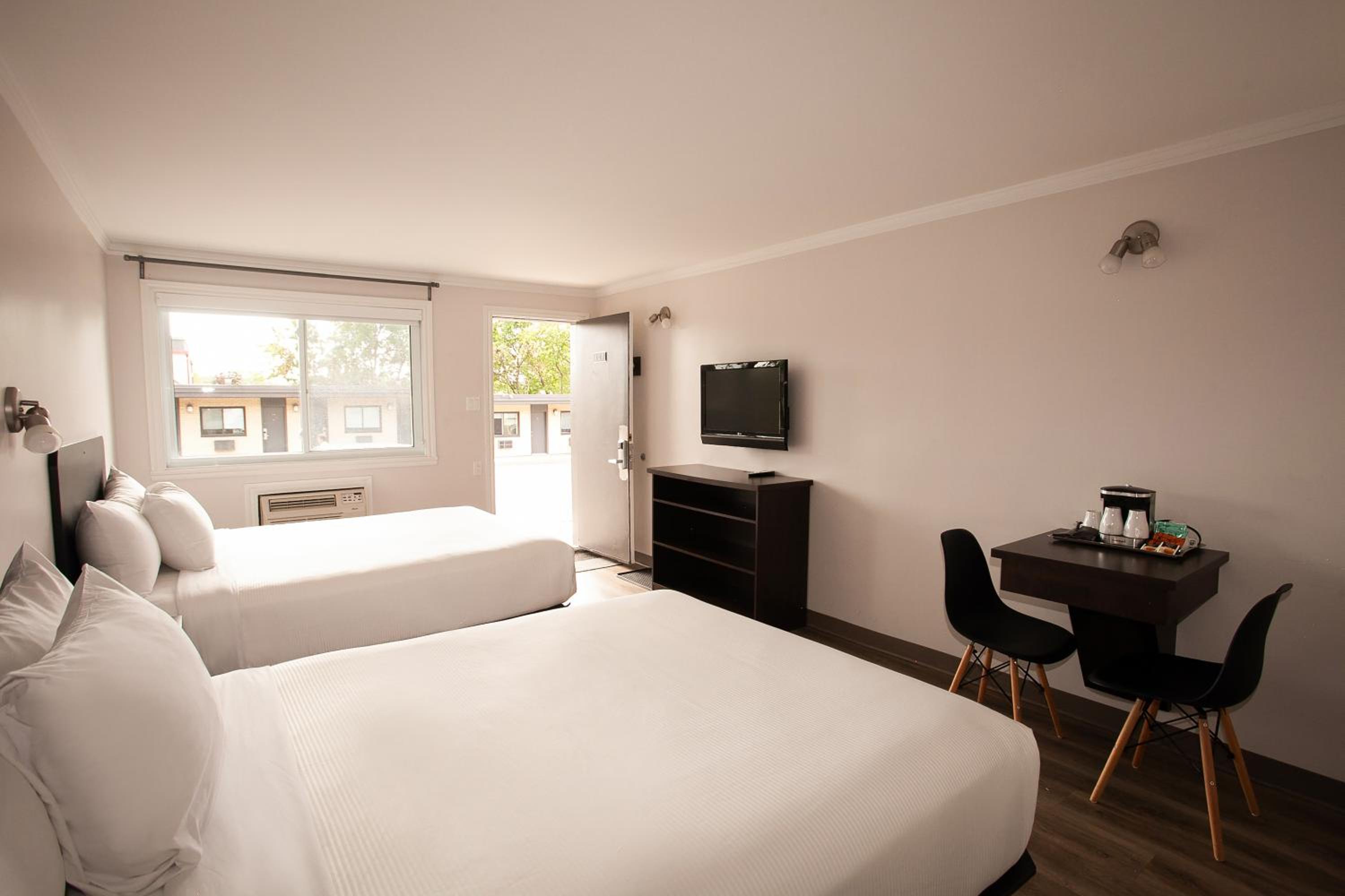 Standard Room, 2 Queen Beds - Photo 7