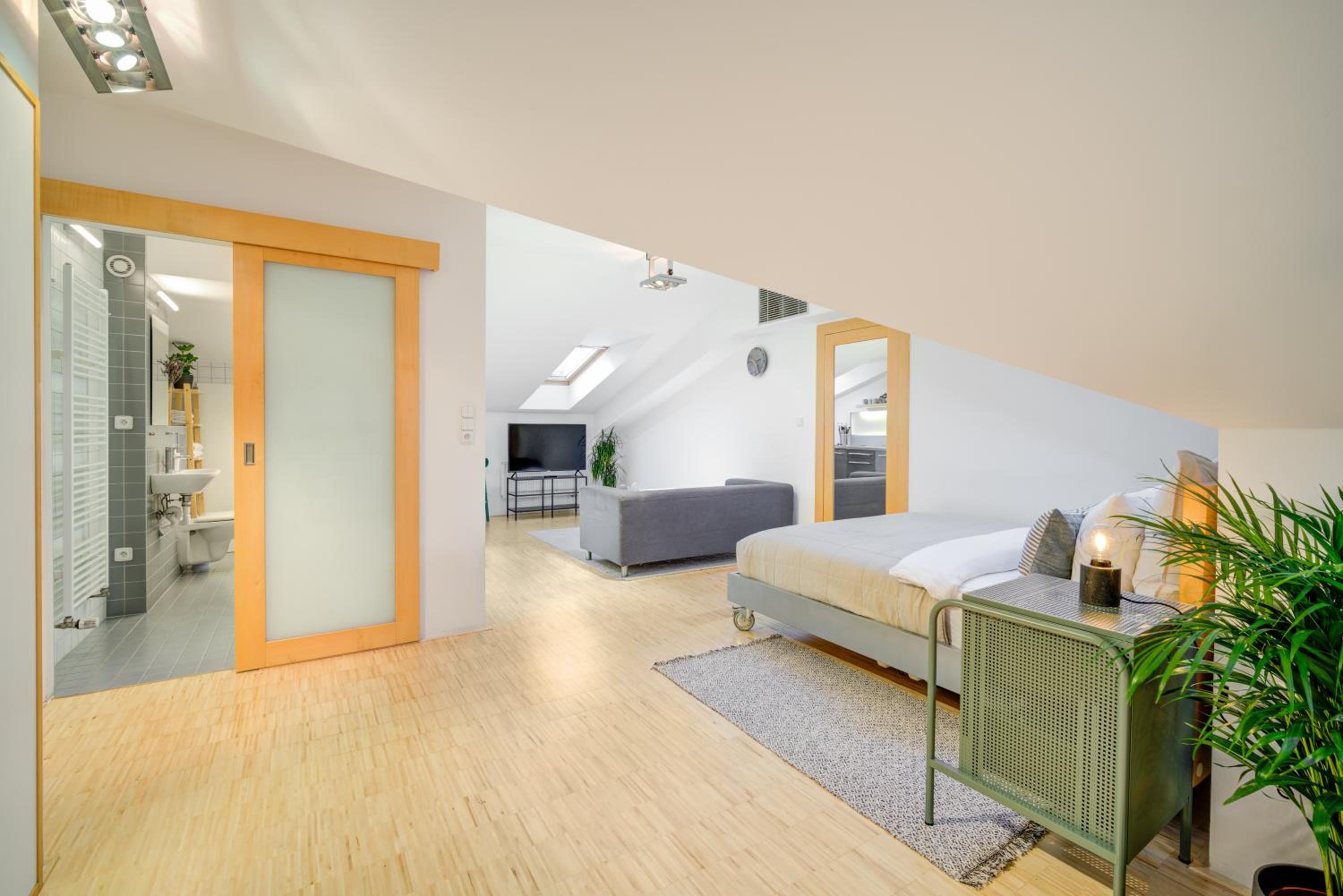 Attic Studio - Photo 9