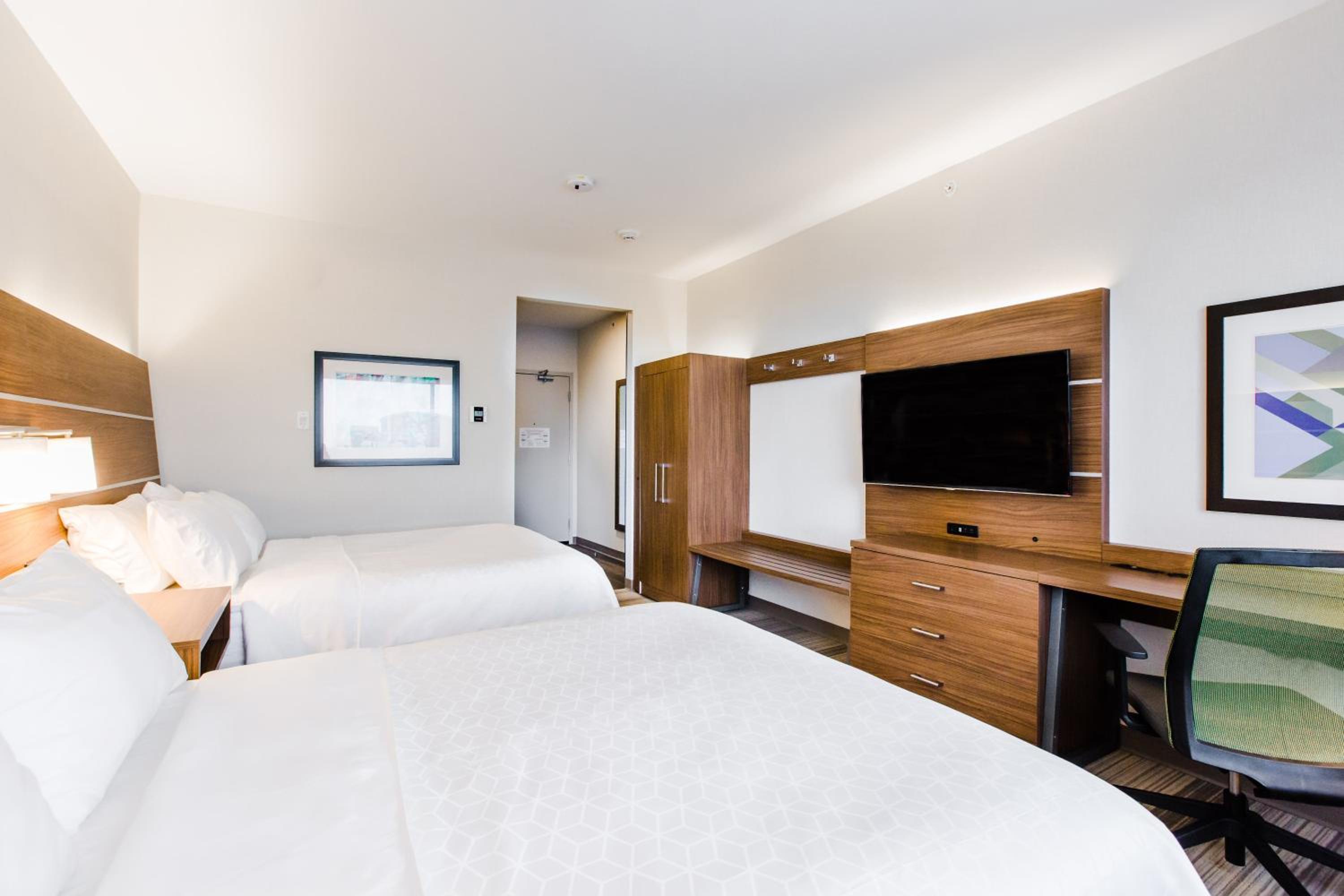 Standard Queen Room with Two Queen Beds thumbnail 5