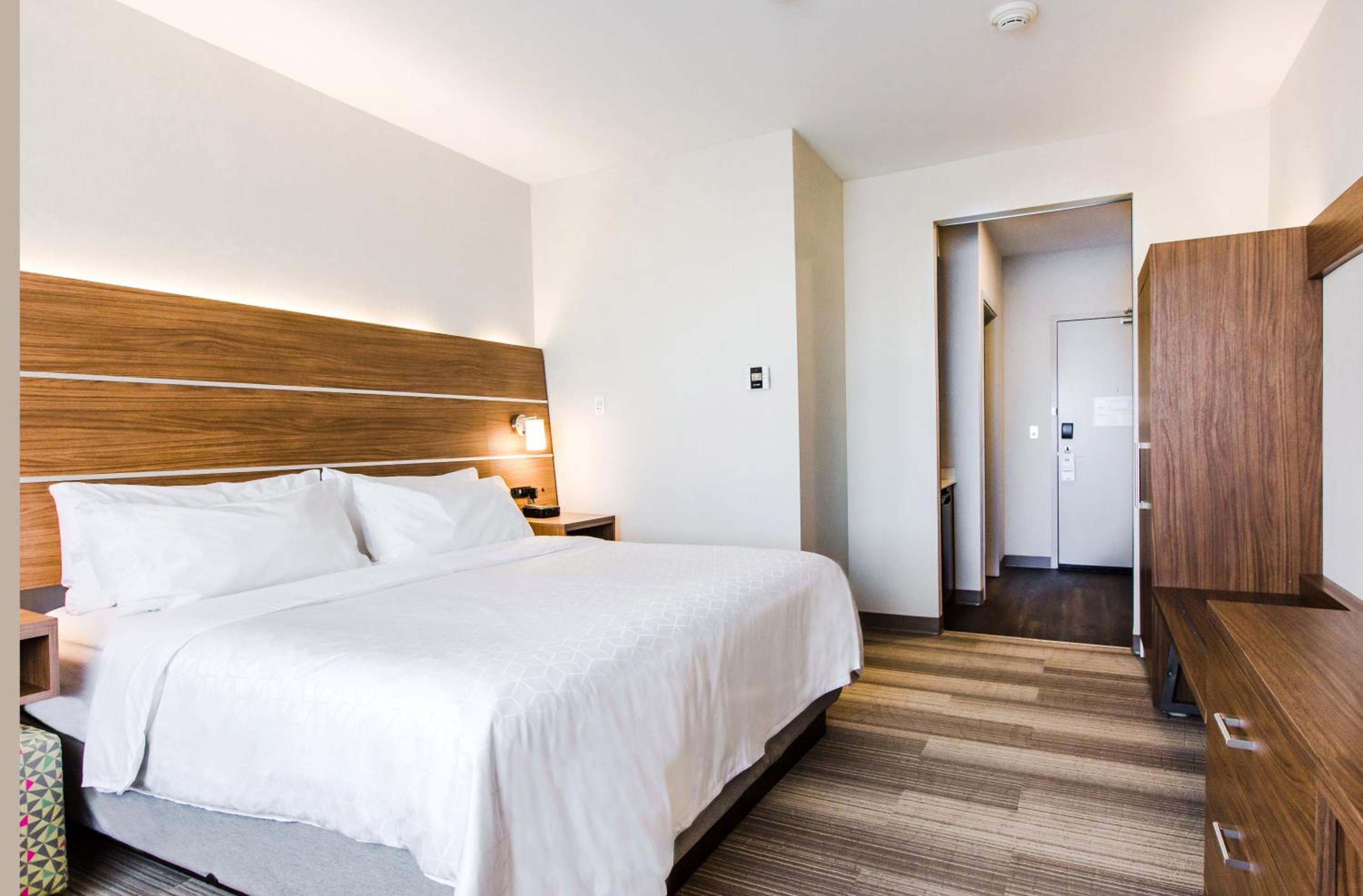 Superior King Room thumbnail 6