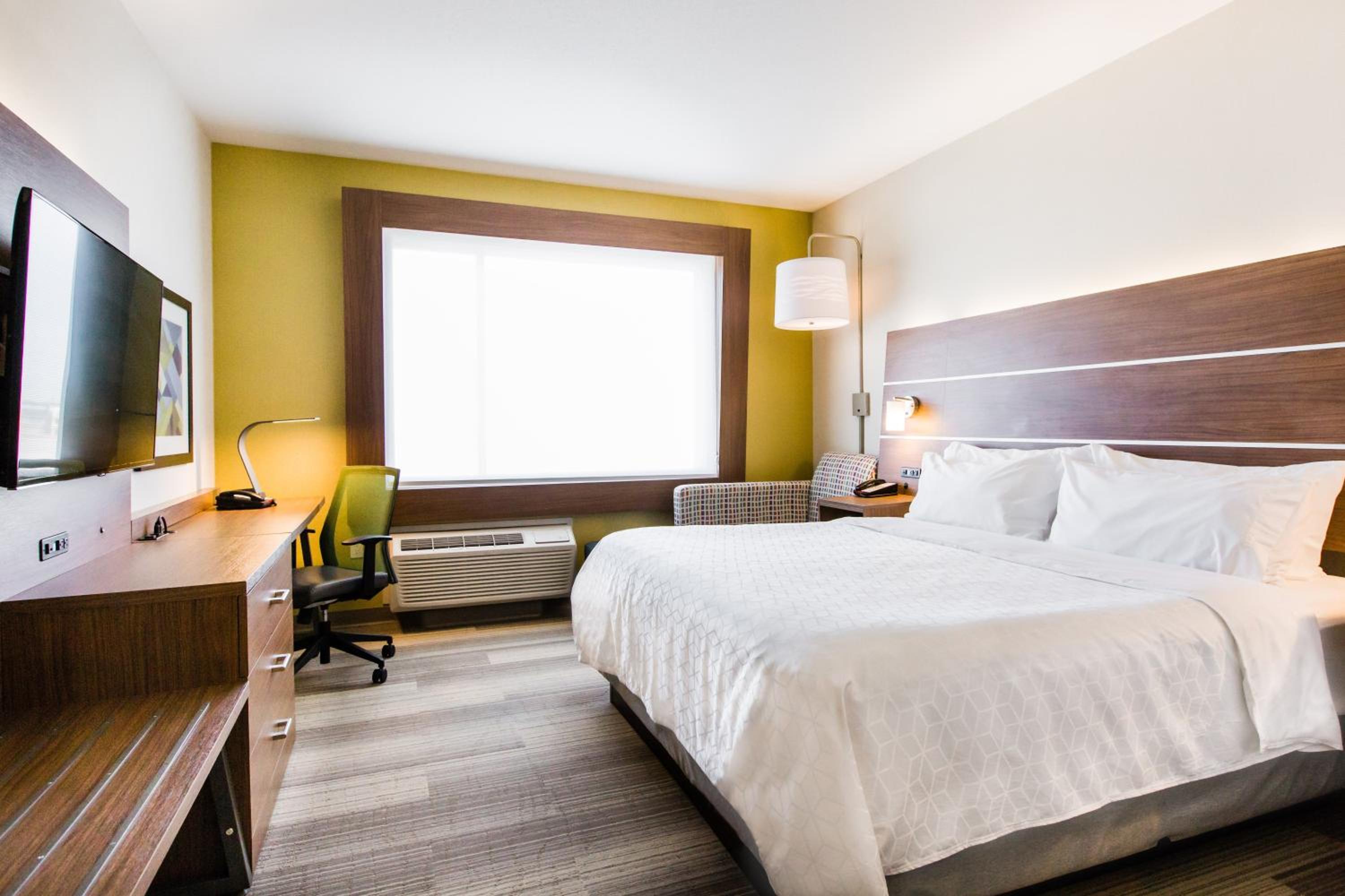 Superior King Room thumbnail 5