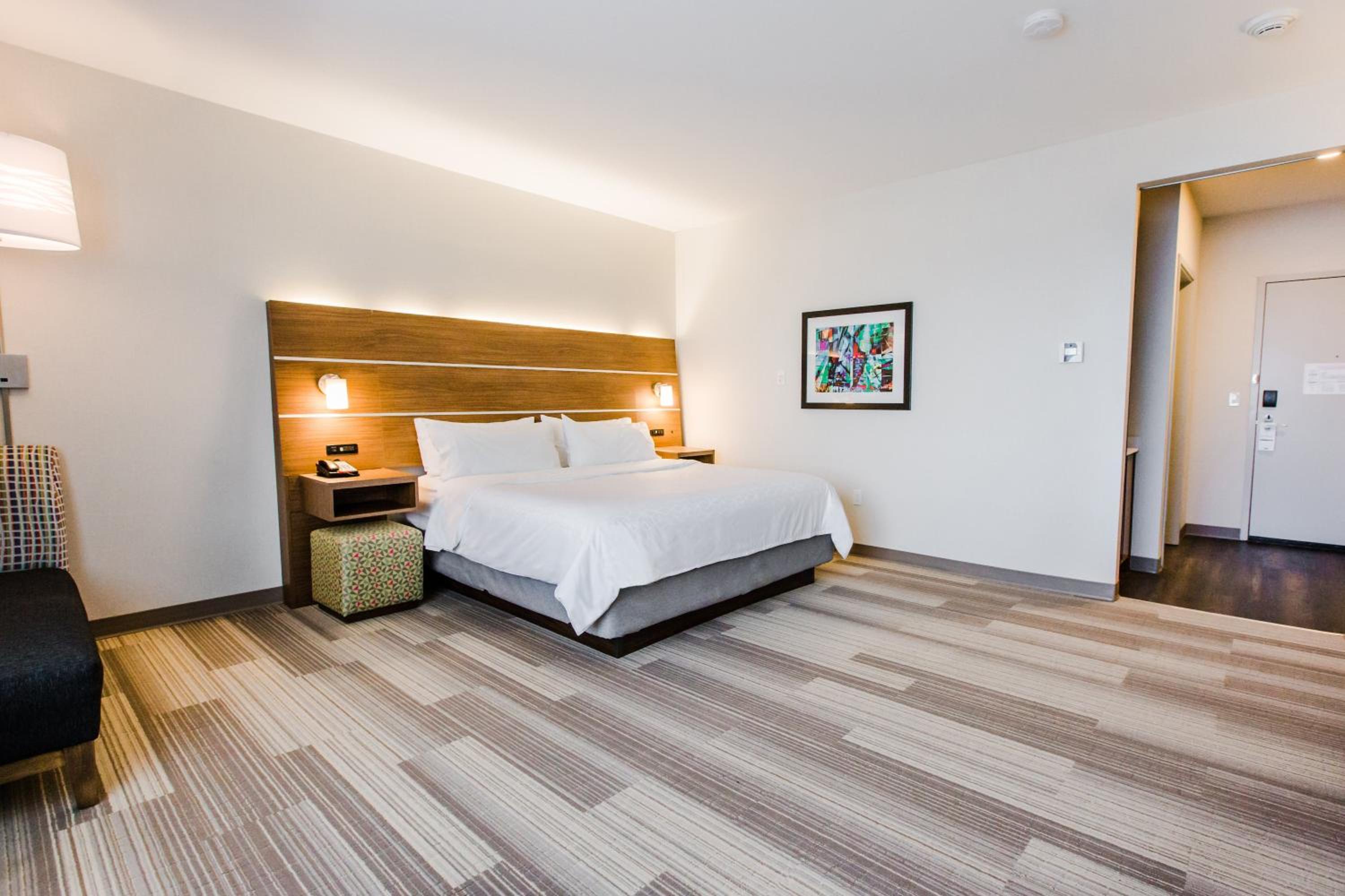 King Suite with Jetted Tub thumbnail 6