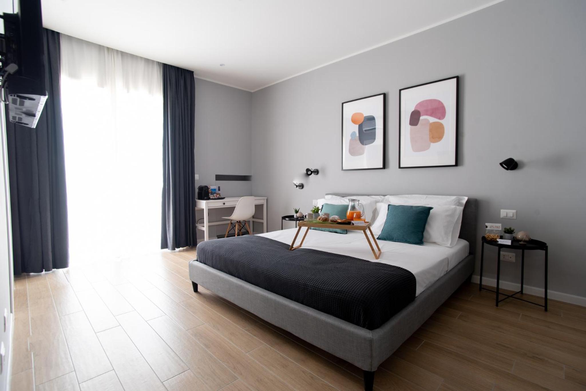 King Room with Balcony - Photo 17