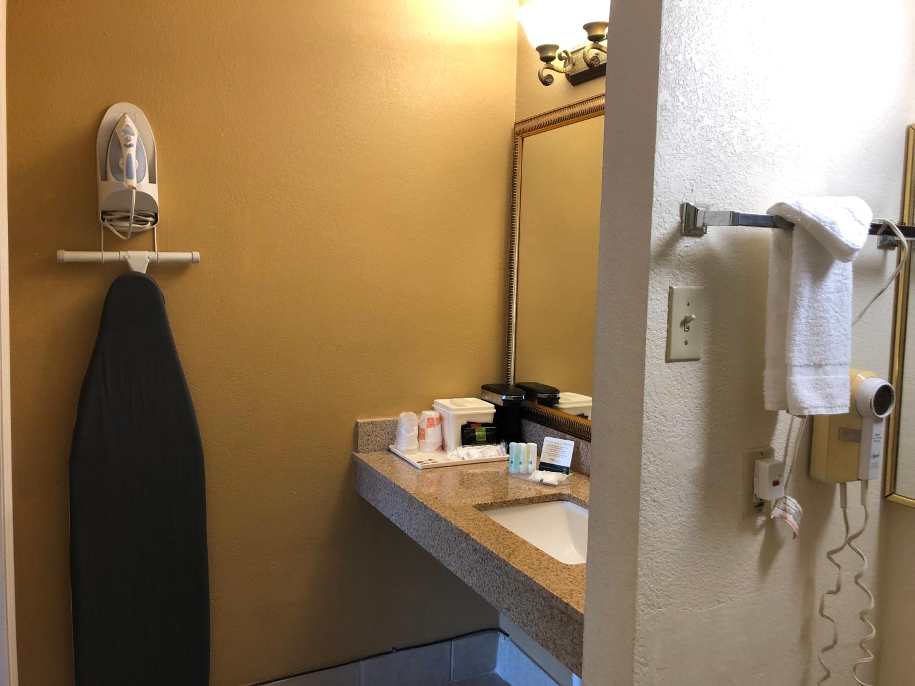 King Room - Non-Smoking - Photo 4