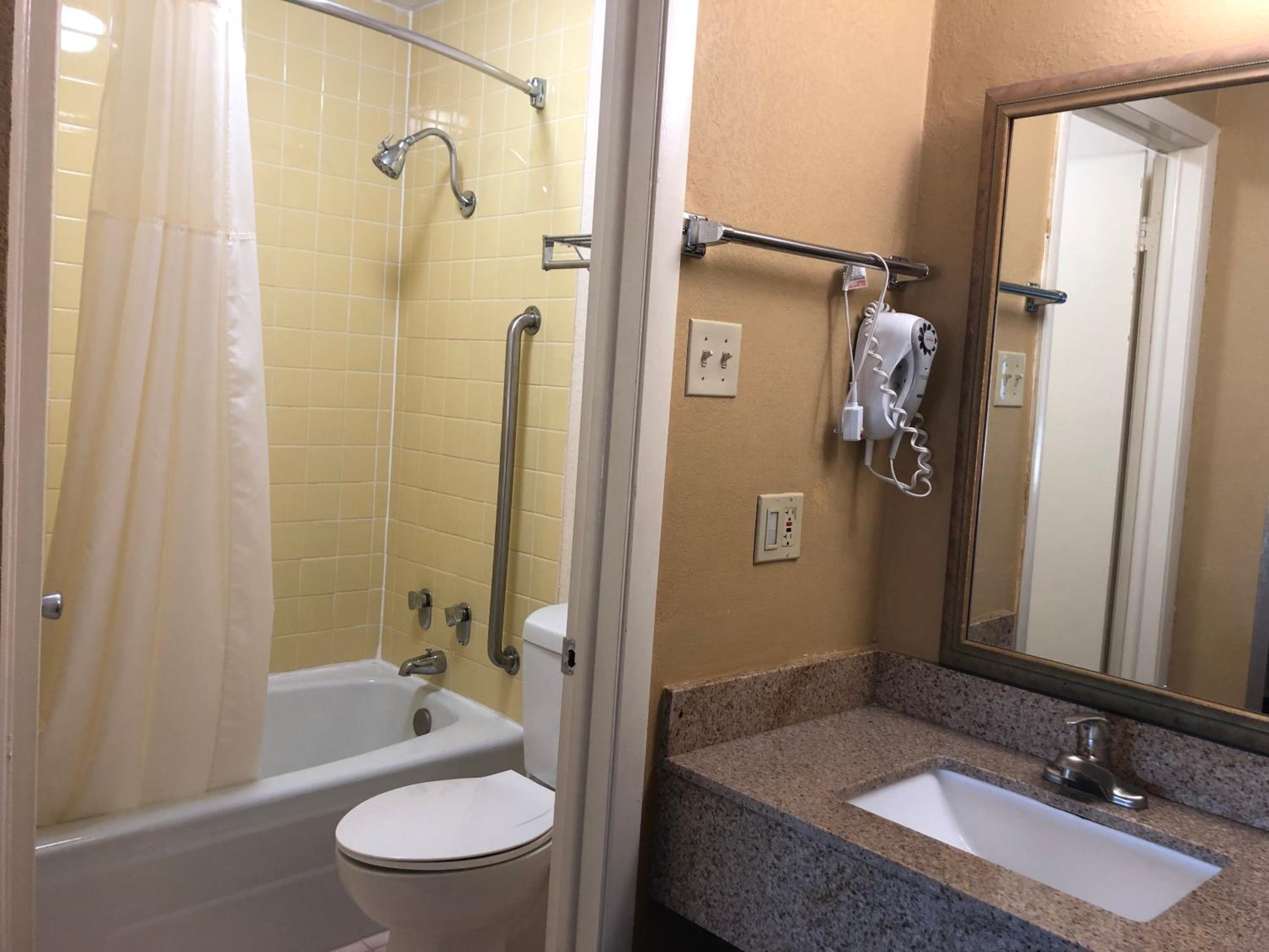 King Room - Non-Smoking - Photo 2