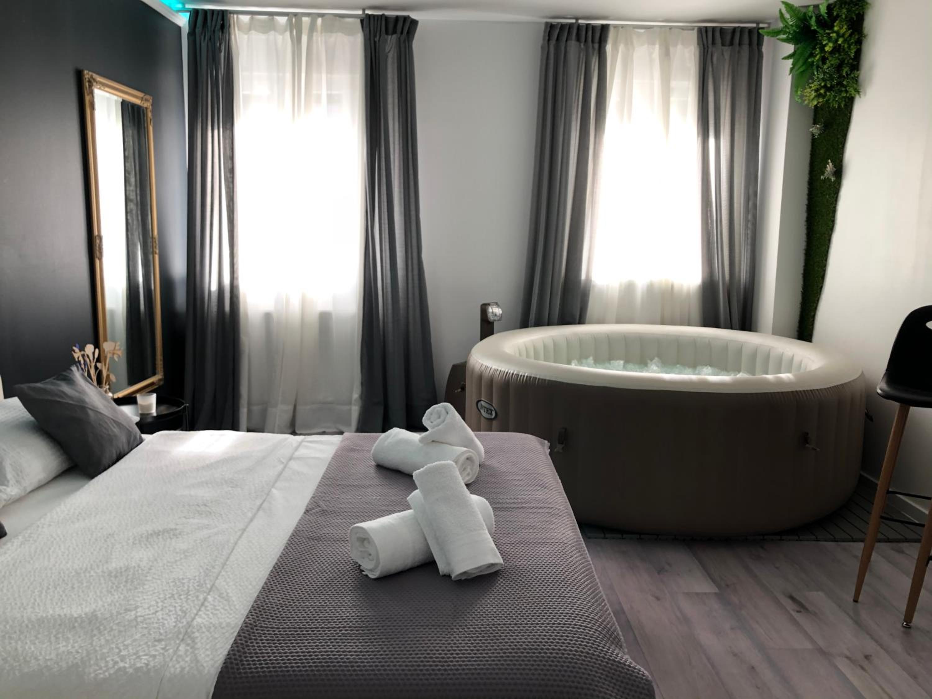 One-Bedroom Apartment - Photo 3