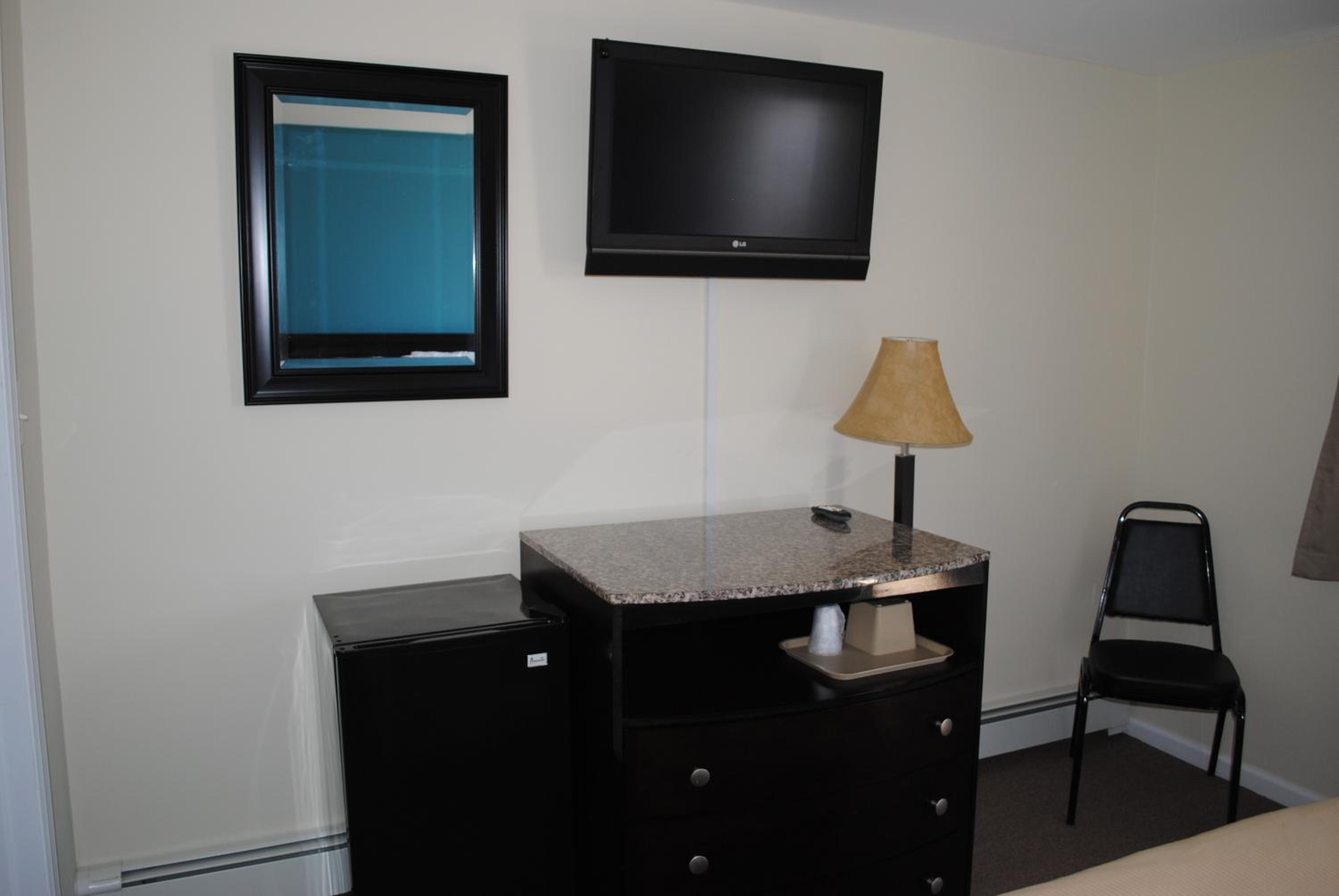 Standard Queen Room-  Non-Smoking photo 3