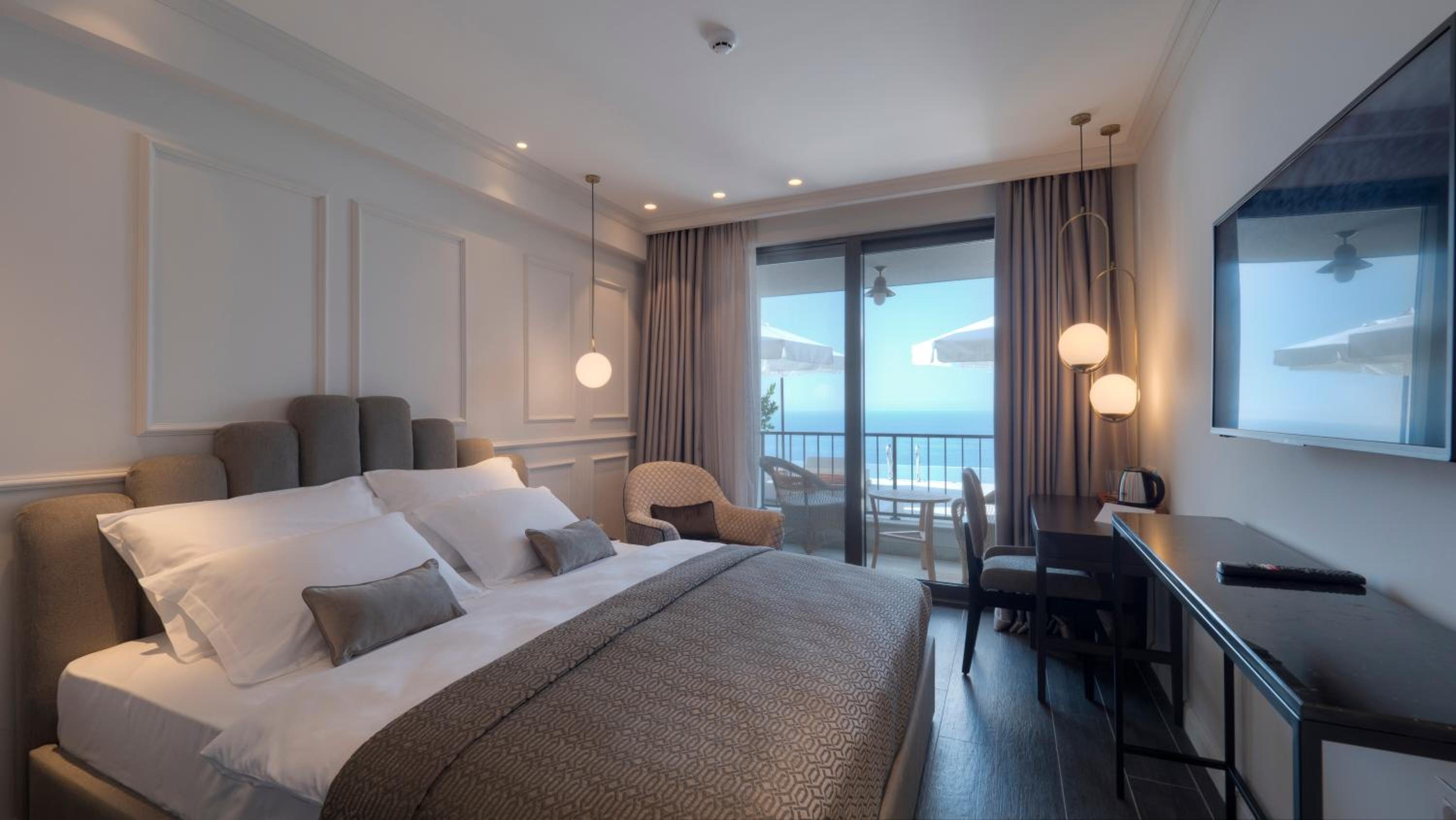 Double Room with Pool View - Photo 15
