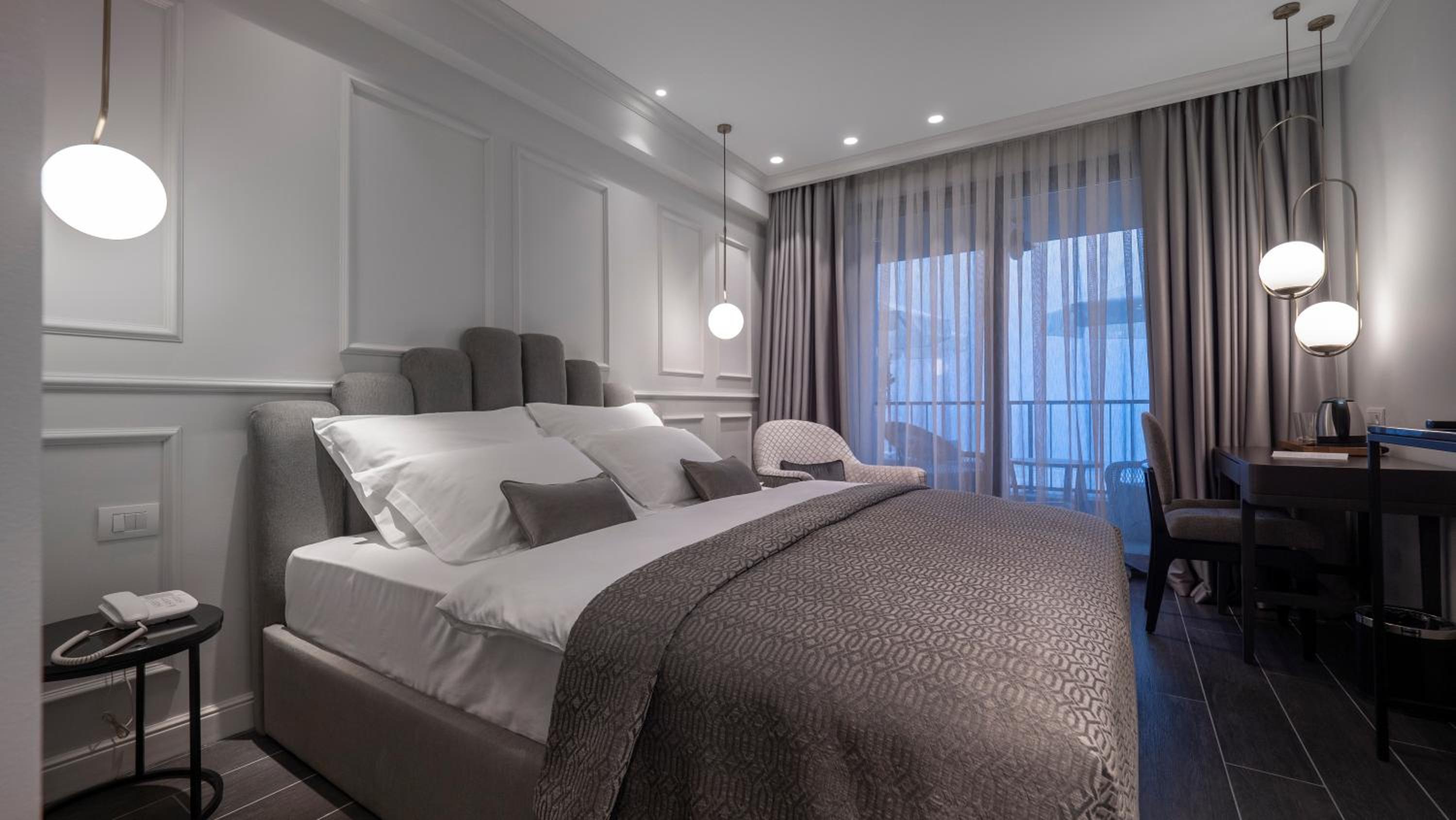 Double Room with Pool View - Photo 11