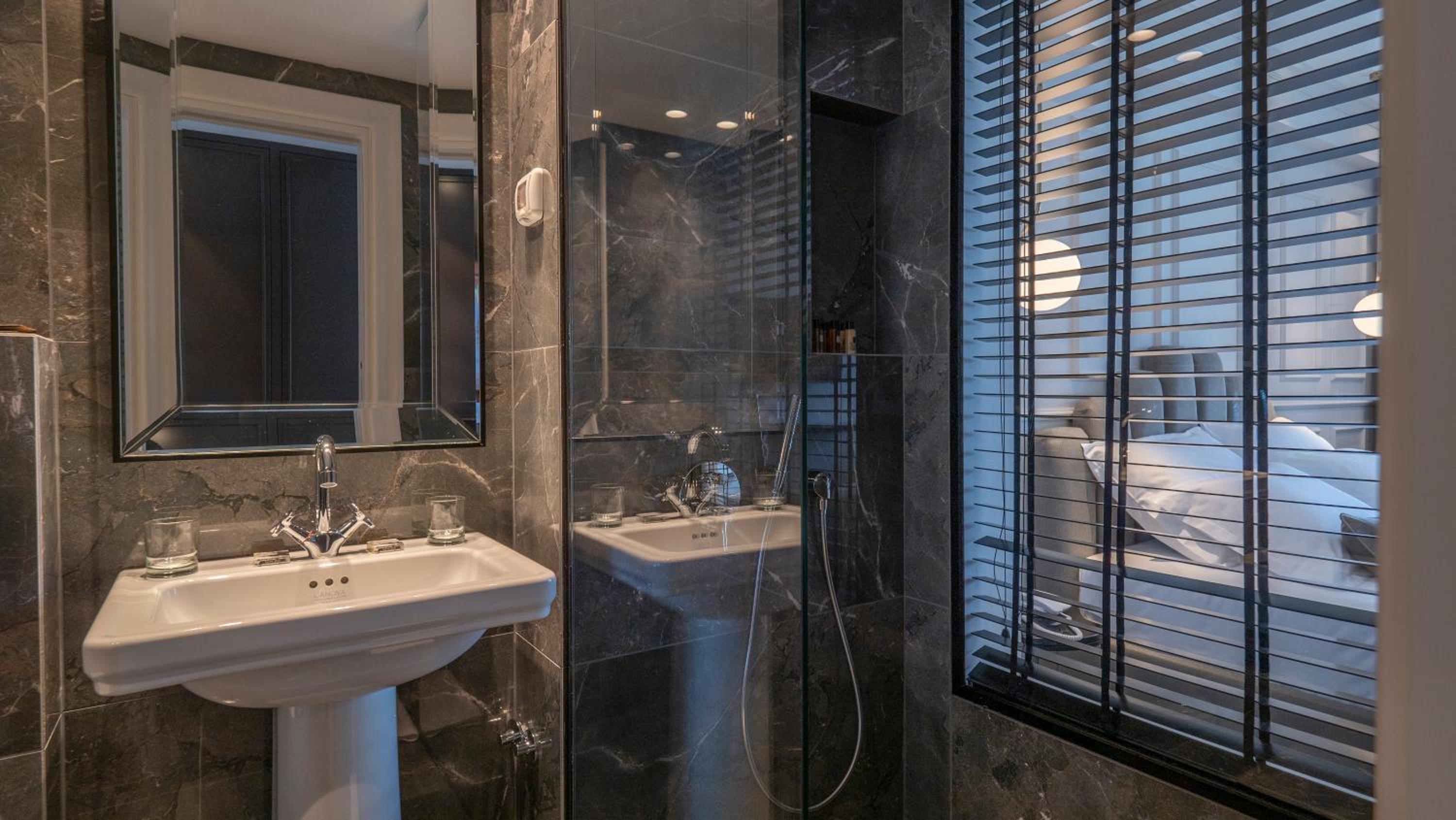 Double Room with Pool View - Photo 7