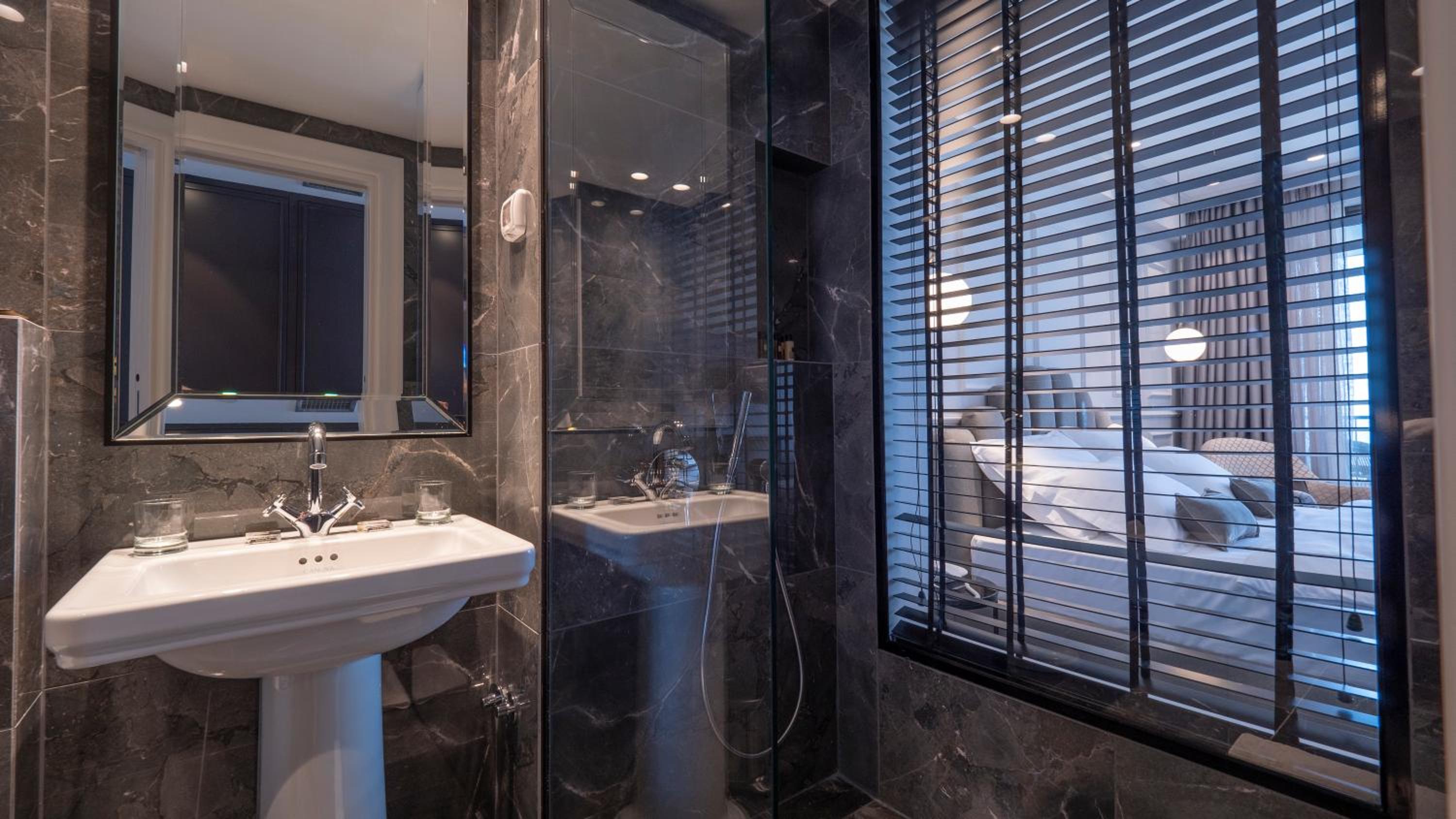 Double Room with Pool View - Photo 12